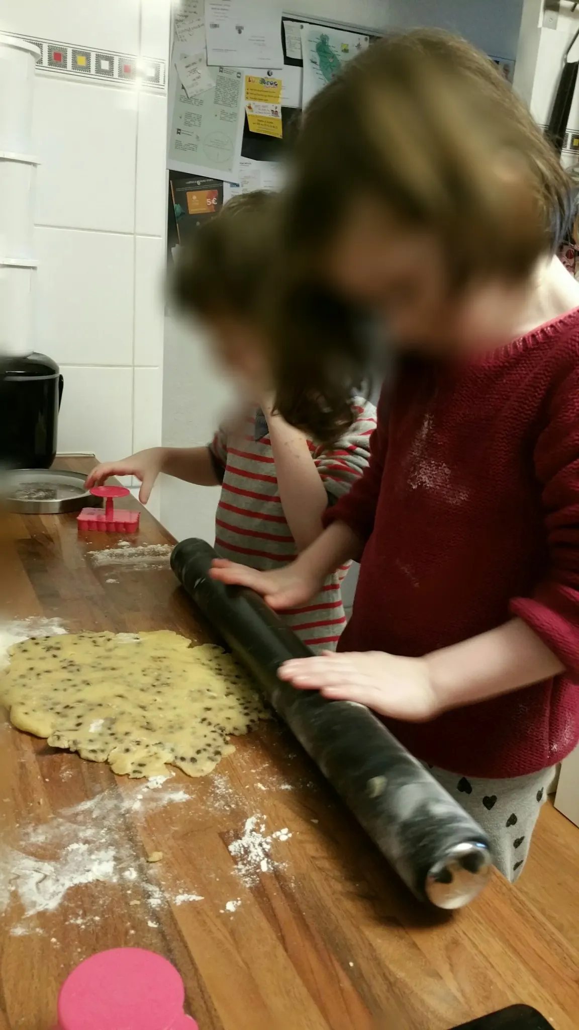 On étale la pâte à biscuits pour notre goûter
