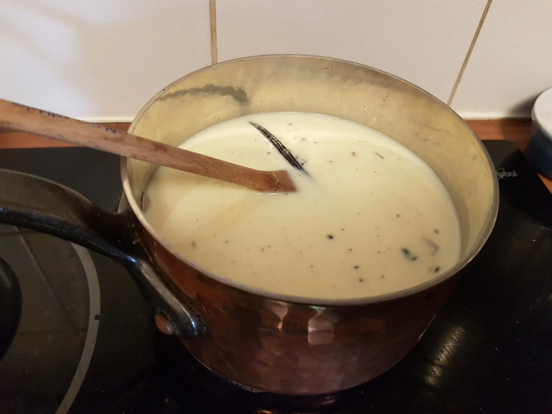 Préparation du riz au lait avec gousse de vanille et lait végétal