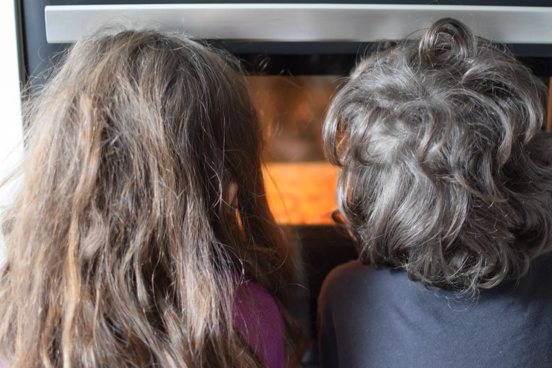 Les enfants fabriquant des bee wraps