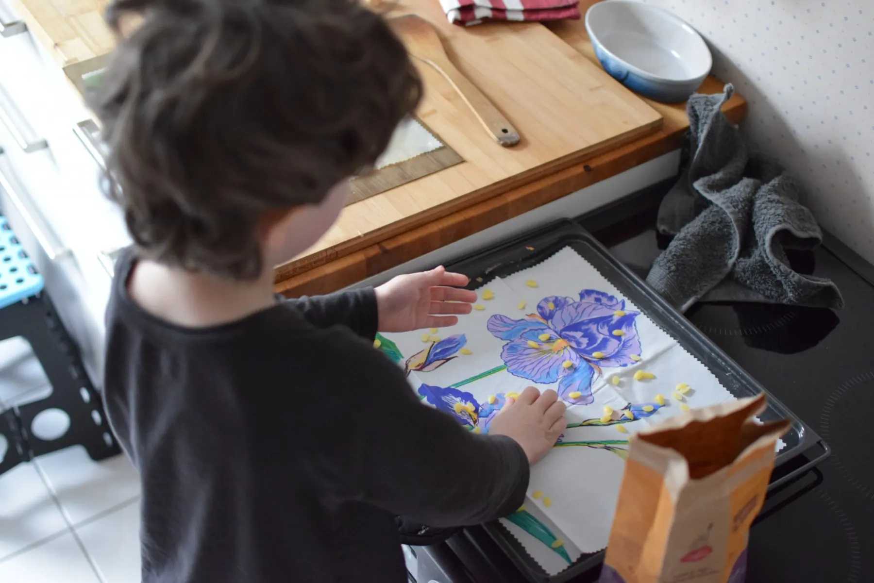 Les enfants fabriquant des bee wraps
