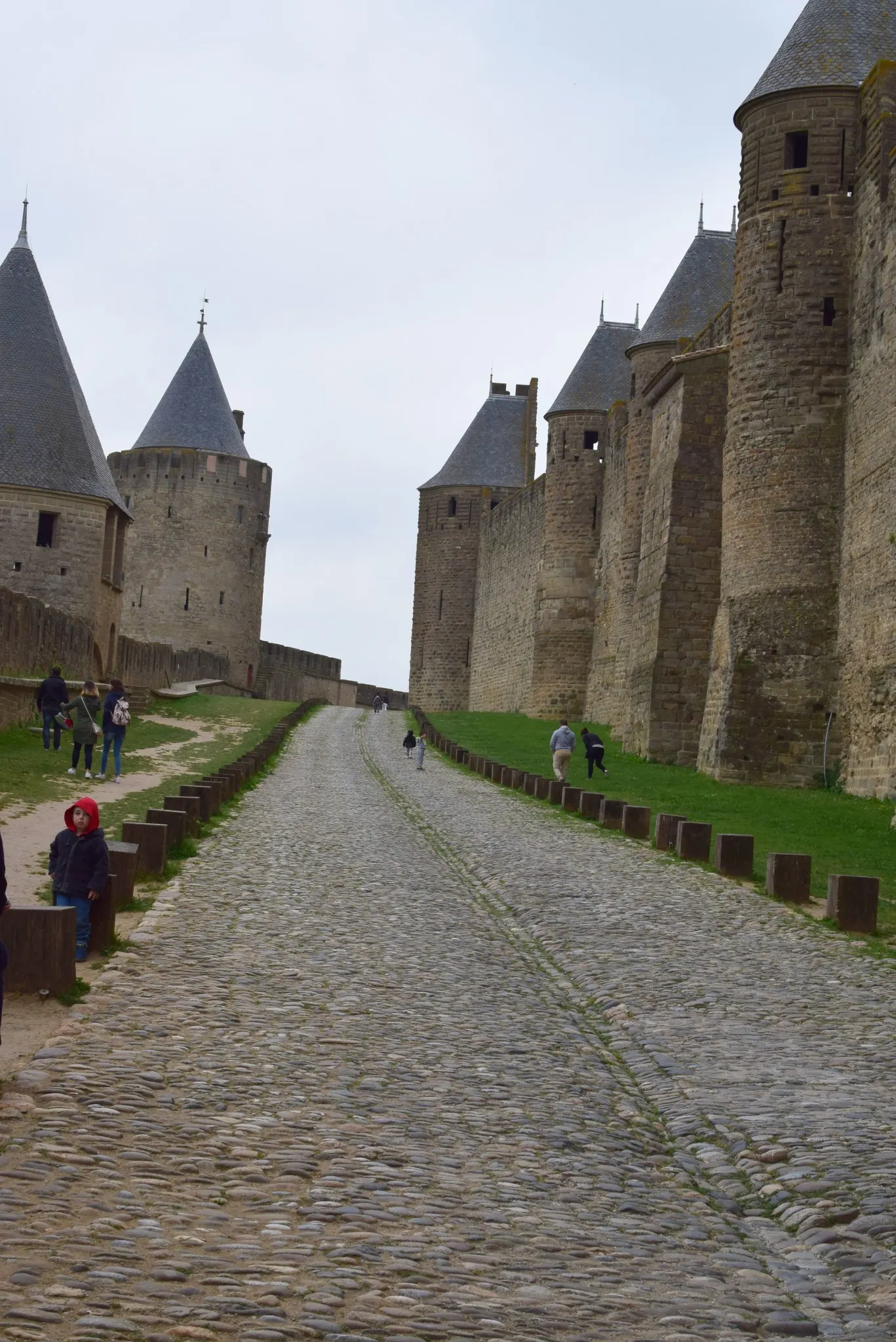 Remparts bien conservés de la Cité médiévale de Carcassonne, datant du Moyen Âge.