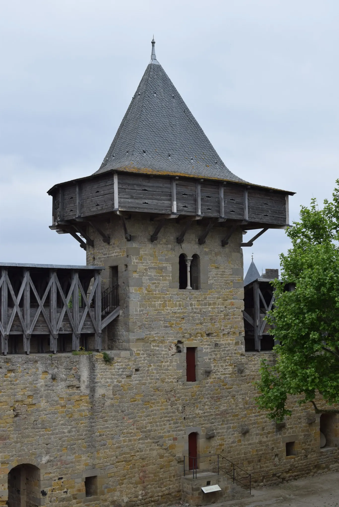 Remparts bien conservés de la Cité médiévale de Carcassonne, datant du Moyen Âge.