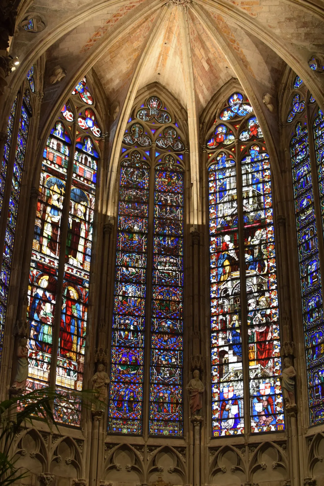 Vitrail de l'église de la Cité médiévale de Carcassonne