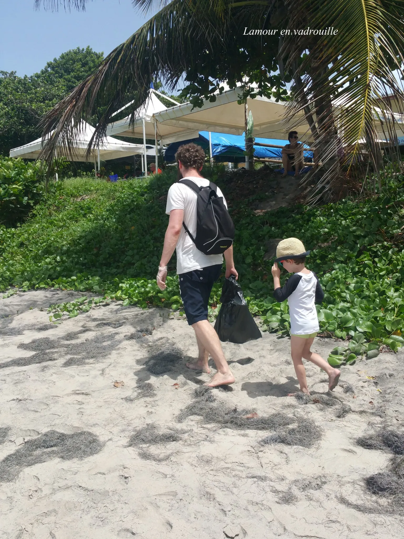Nettoyer la plage avec les enfants