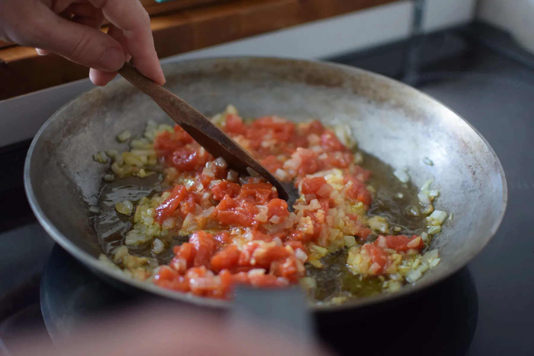 Faites cuire oignons ail et tomates pour le dahl