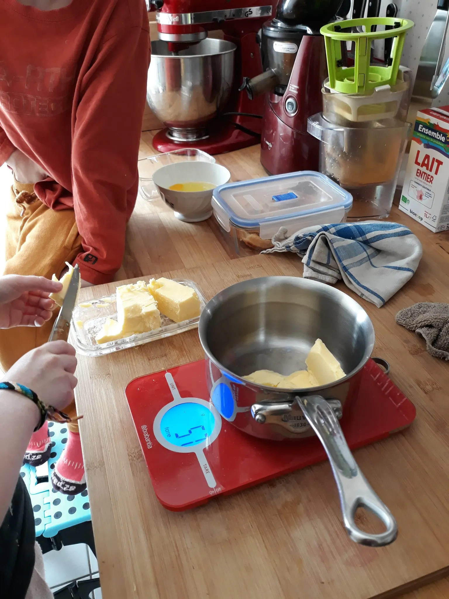 Faire fonde le beurre pour le gâteau au citron