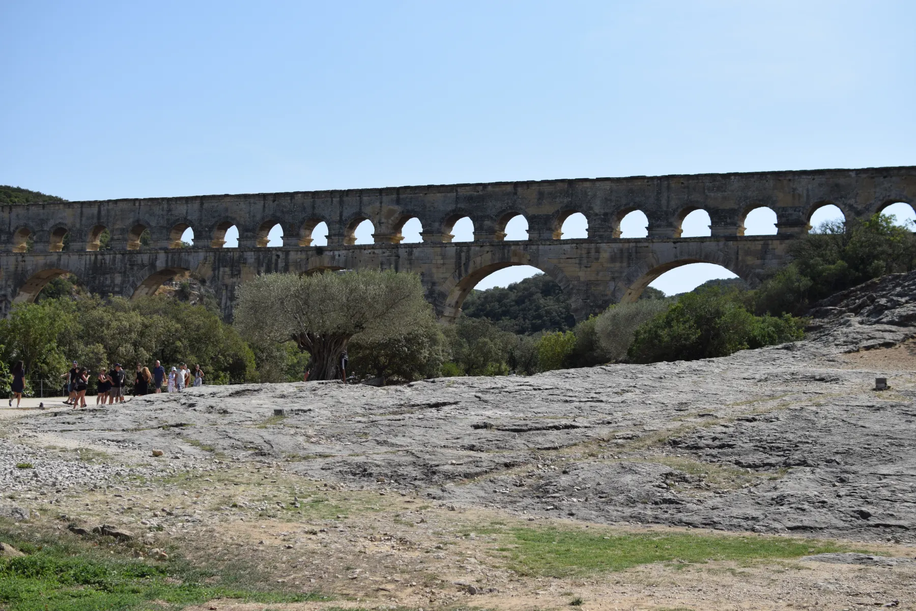 Vue imposante du Pont du Gard avec ses arches majestueuses