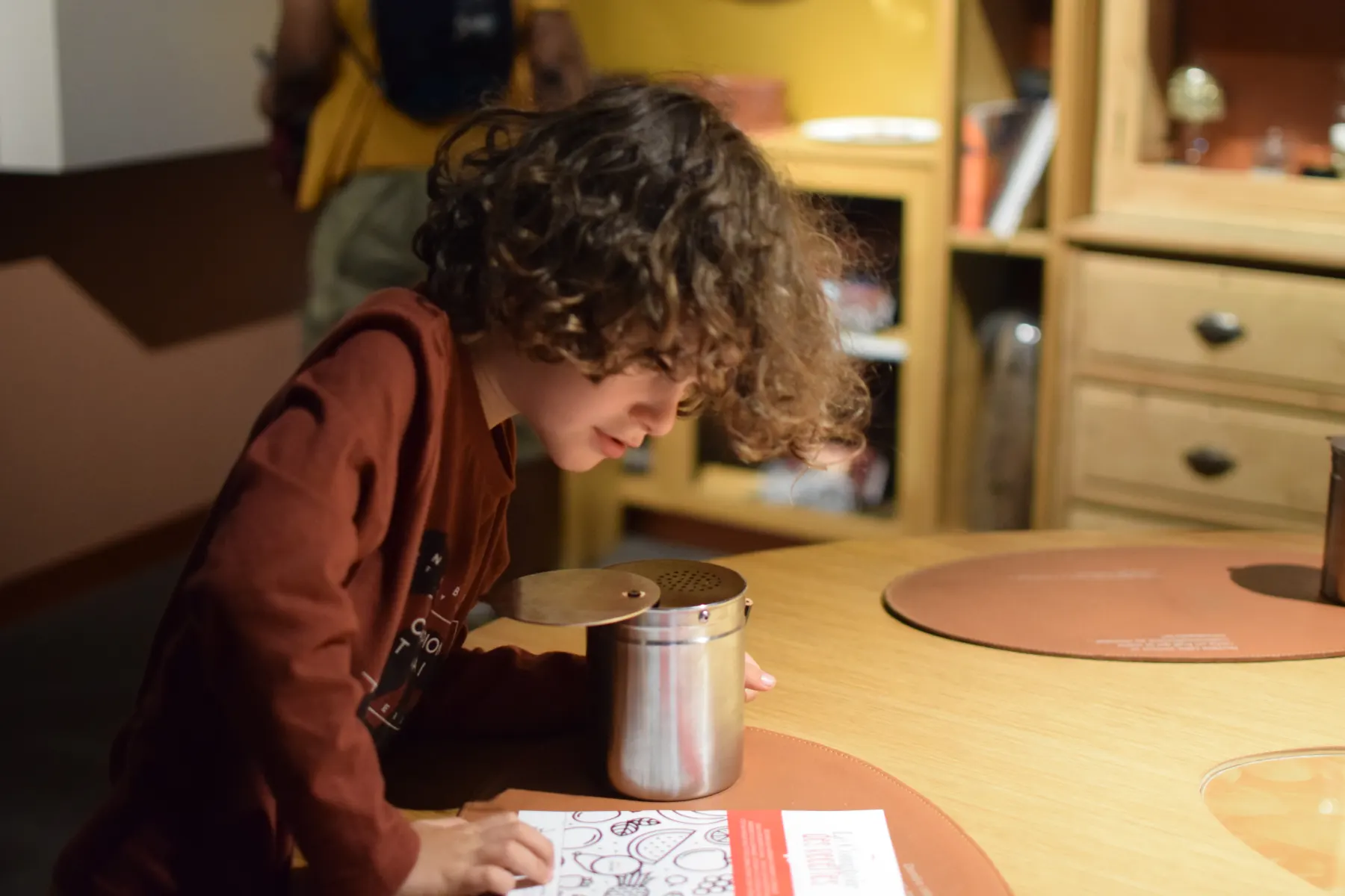 Enfants découvrant les secrets du chocolat avec une borne tactile à la Cité du Chocolat Valrhona