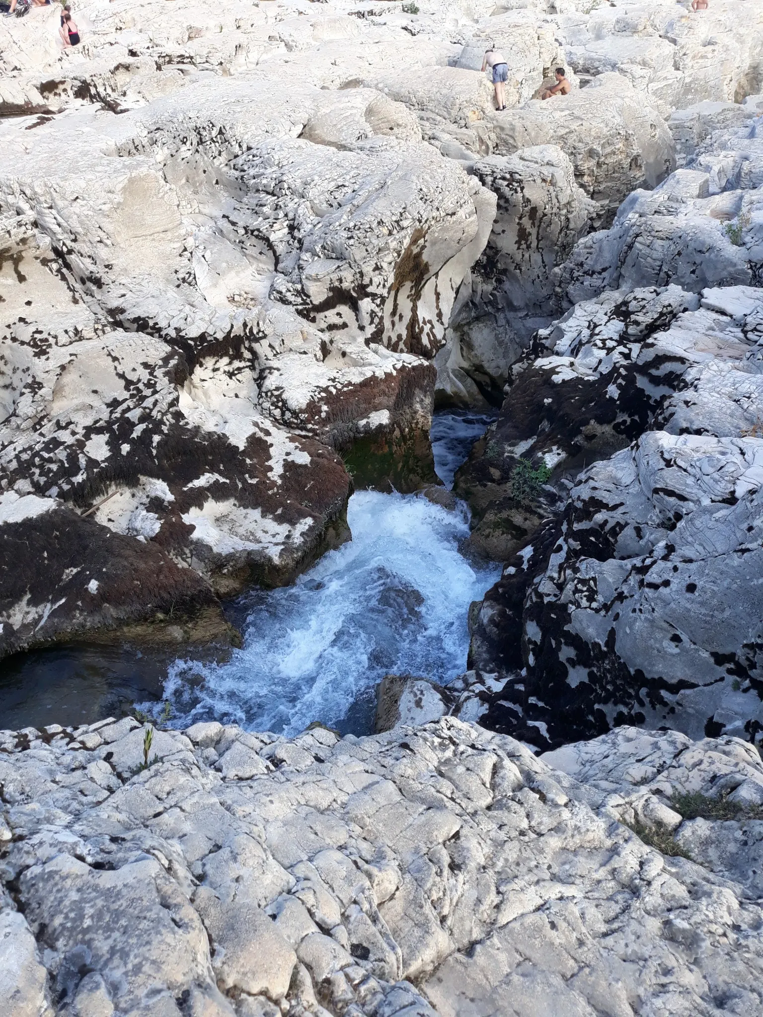 Cascades du Sautadet, formations rocheuses spectaculaires et rapides sur la rivière Cèze.