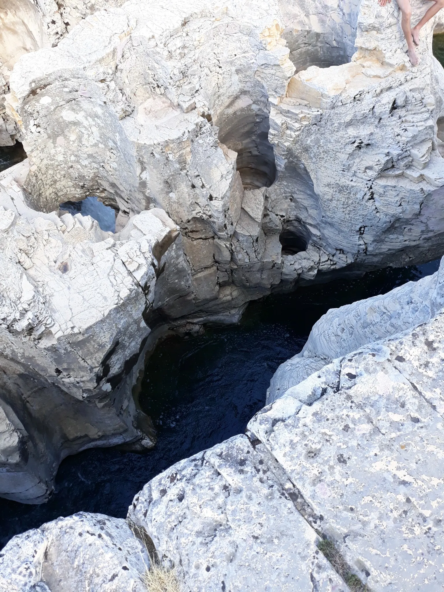 Cascades du Sautadet, formations rocheuses spectaculaires et rapides sur la rivière Cèze.