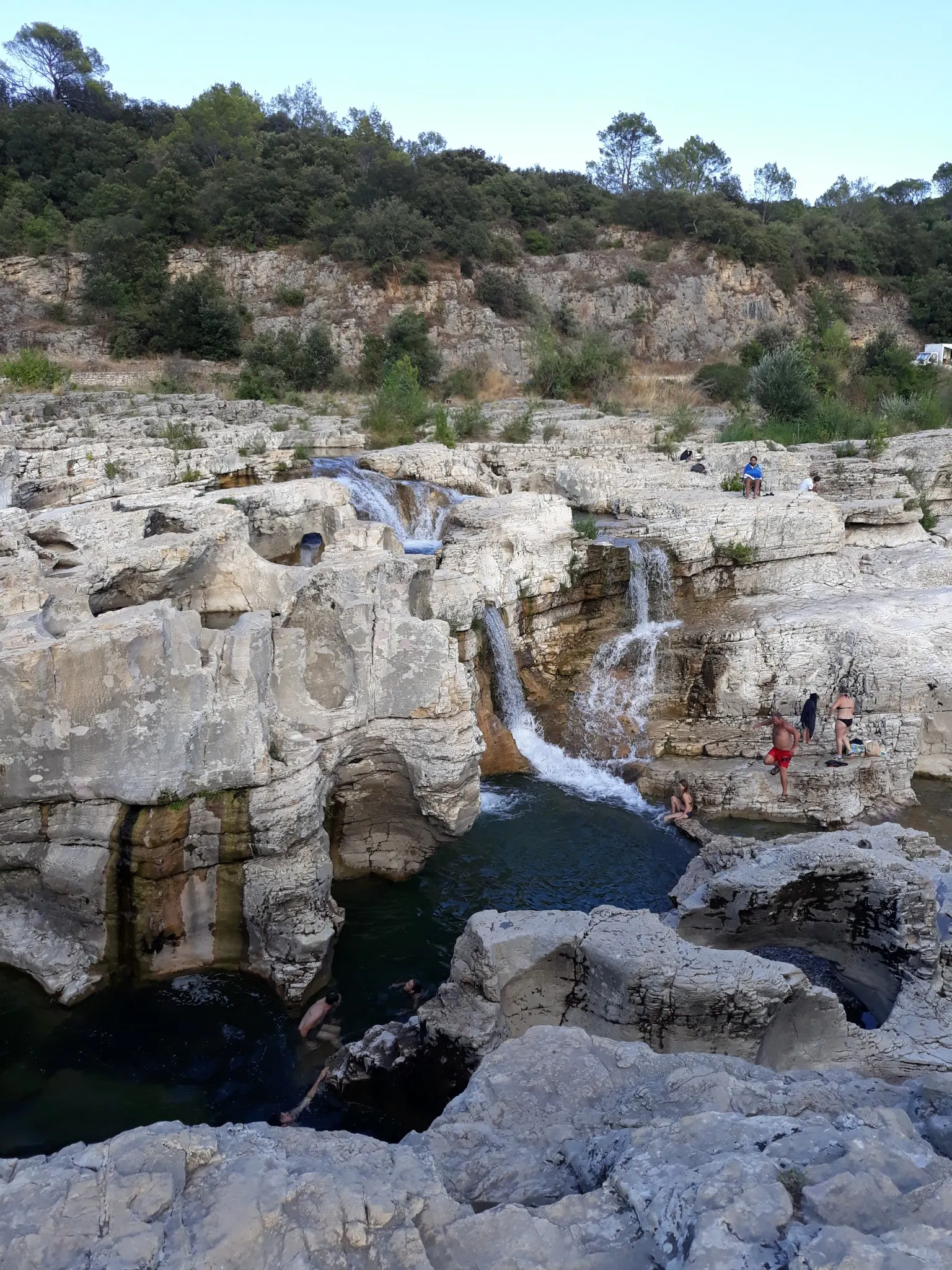 Cascades du Sautadet, formations rocheuses spectaculaires et rapides sur la rivière Cèze.