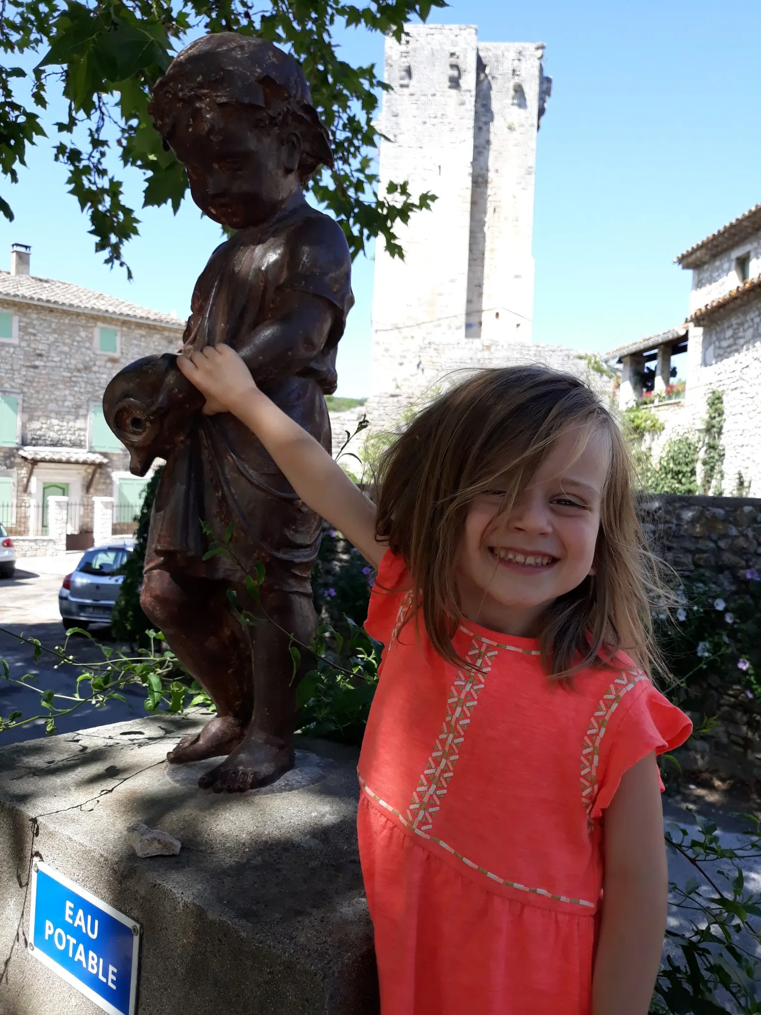 Enfant dans le village de Montclus