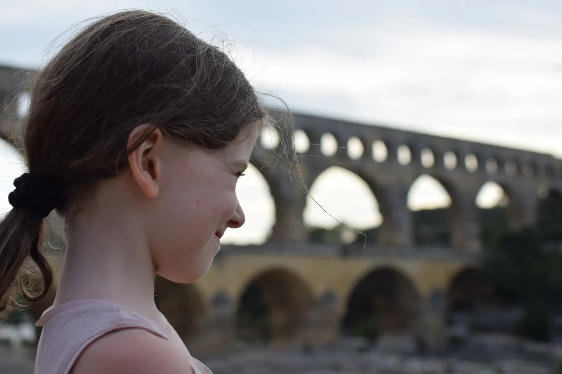 Les enfants découvrent le Pont du Gard et son histoire fascinante
