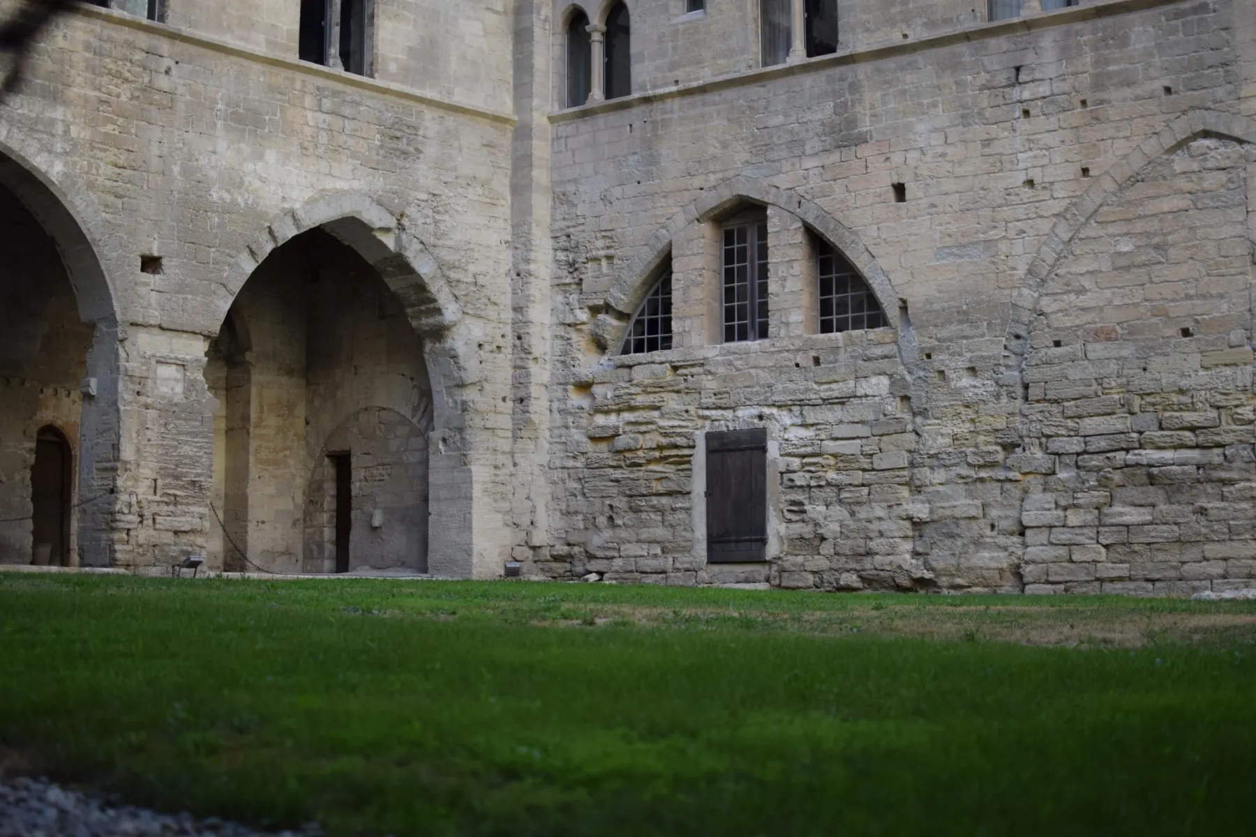 Vue extérieure du majestueux Palais des Papes à Avignon, monument gothique du Moyen Âge