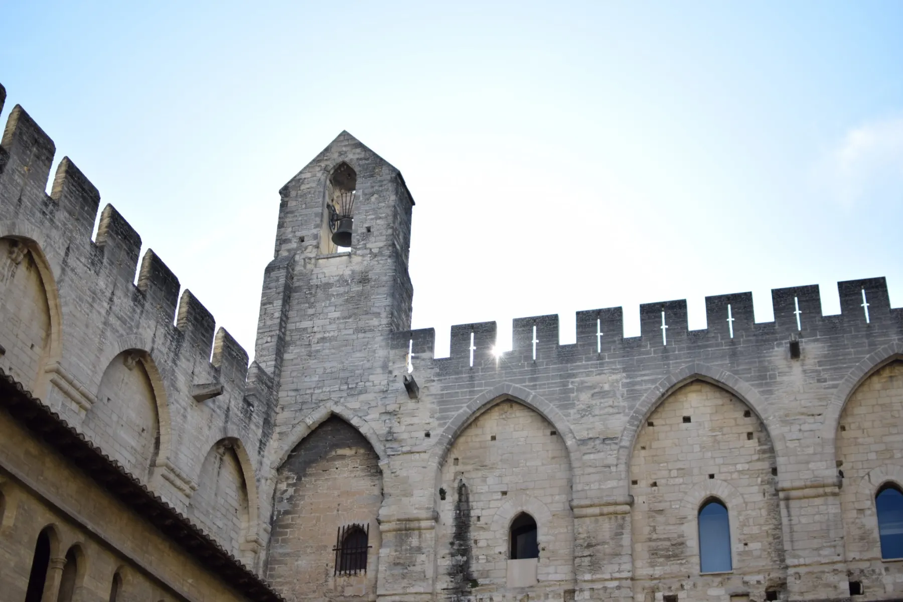 Vue extérieure du majestueux Palais des Papes à Avignon, monument gothique du Moyen Âge