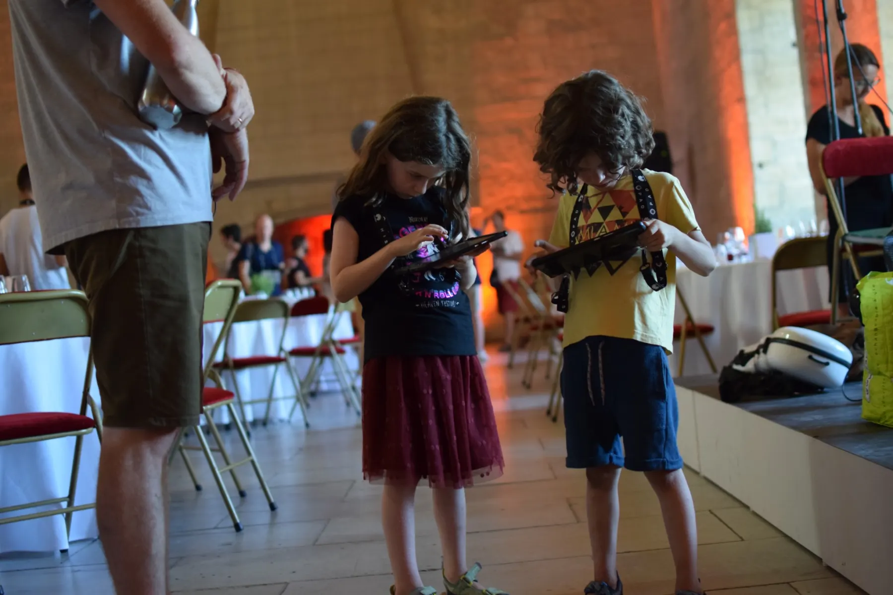 Enfants découvrant une pièce en or lors de la chasse aux trésors au Palais des Papes