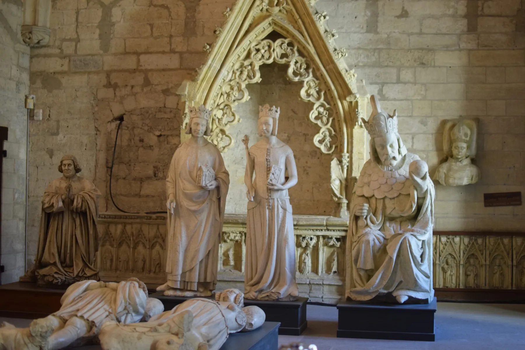 Exposition à l'intérieur du Palais des Papes