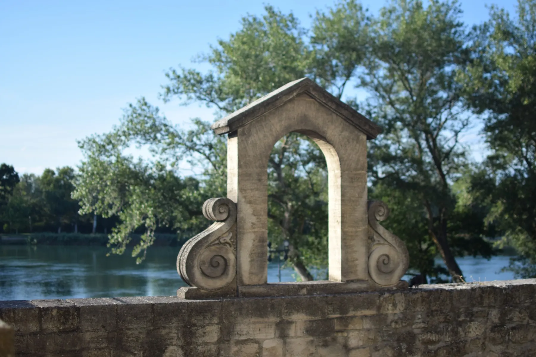 Pont d’Avignon surplombant le Rhône, emblématique de la ville et riche en légendes