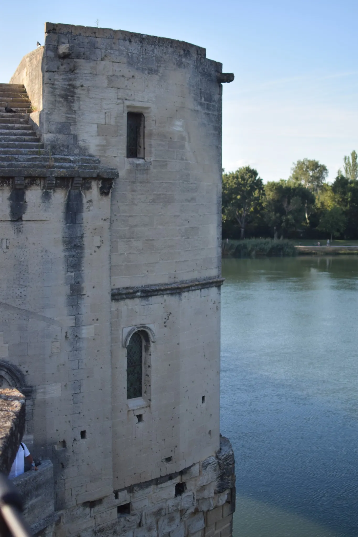 Pont d’Avignon surplombant le Rhône, emblématique de la ville et riche en légendes