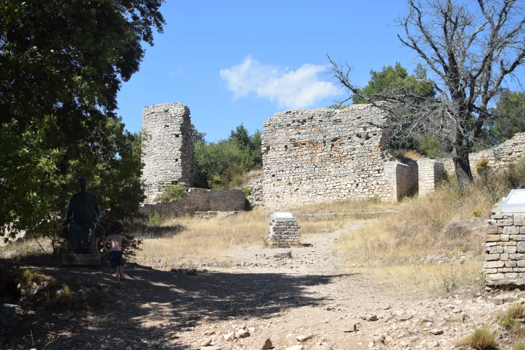 Ruines antiques du Camp César à Laudun l’Ardoise