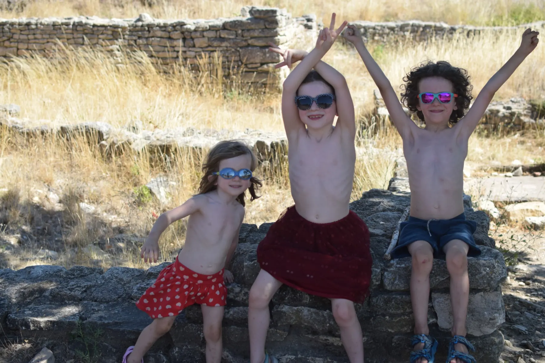 Enfants découvrant les Ruines antiques du Camp César à Laudun l’Ardoise avec vue panoramique sur la vallée du Rhône.