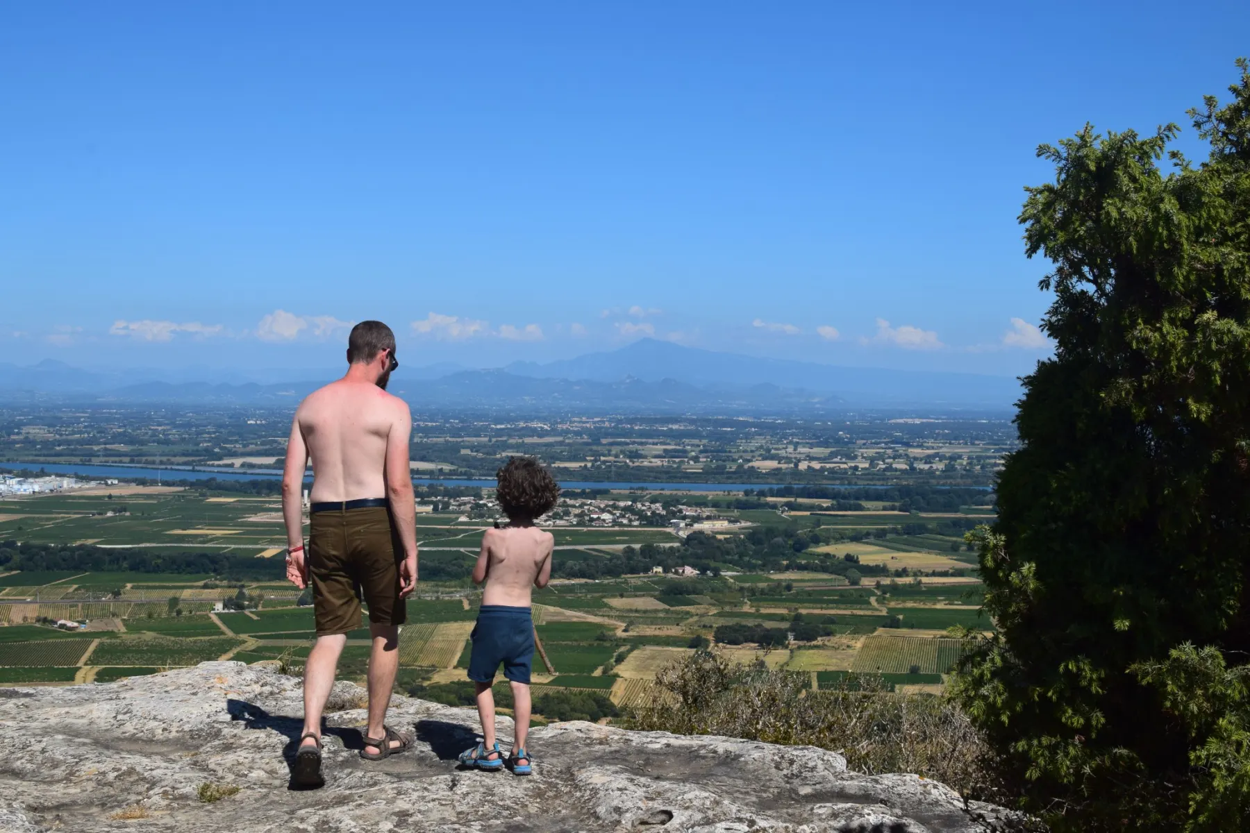 Ruines antiques du Camp César à Laudun l’Ardoise avec vue panoramique sur la vallée du Rhône.
