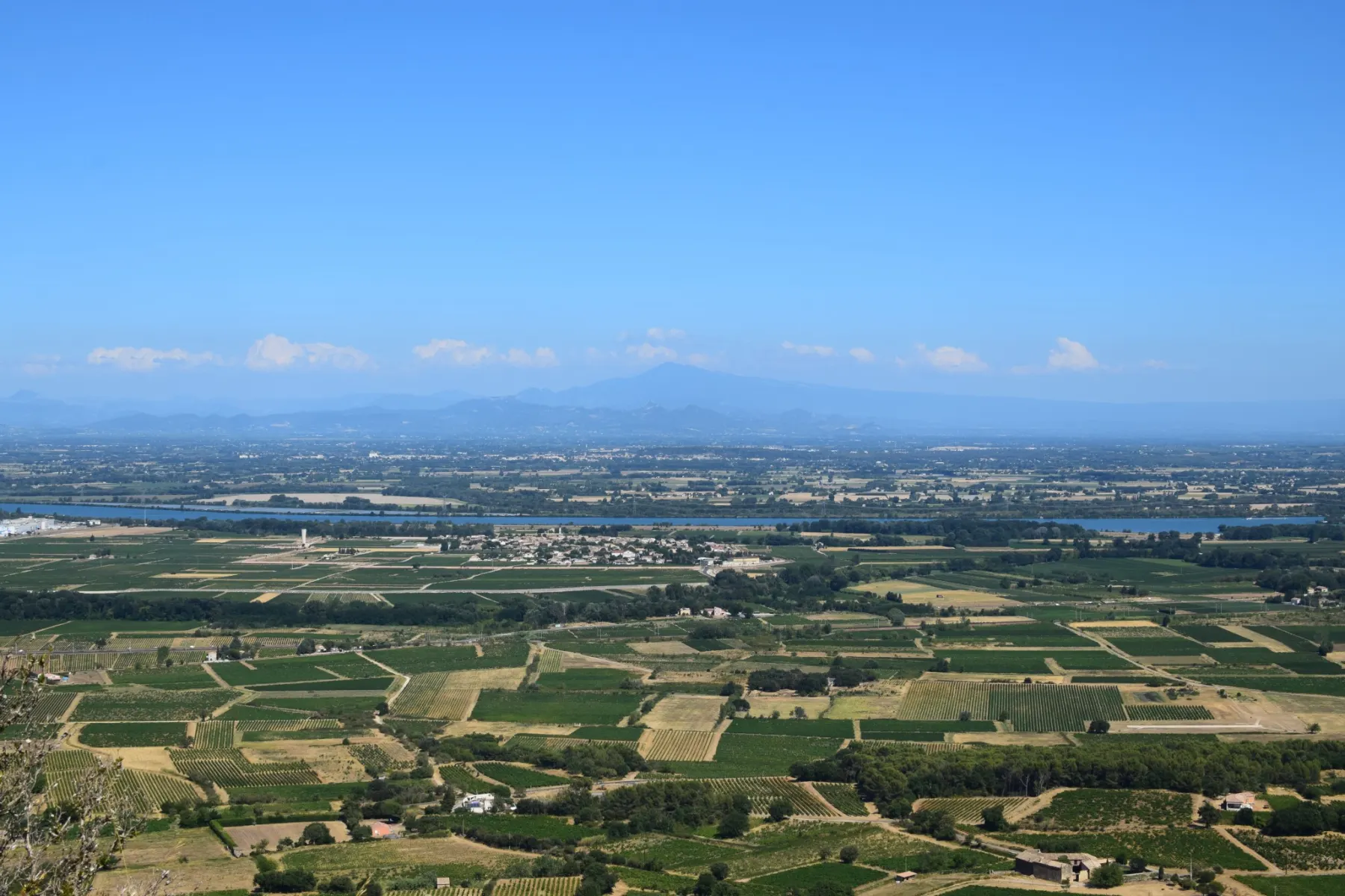 Ruines antiques du Camp César à Laudun l’Ardoise avec vue panoramique sur la vallée du Rhône.