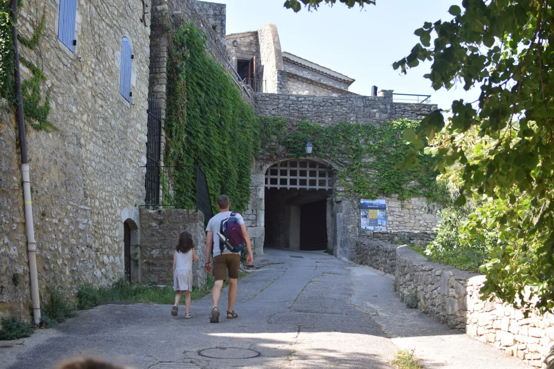Village de Montclus, classé parmi les Plus Beaux Villages de France, avec ses ruelles pavées et maisons en pierre.