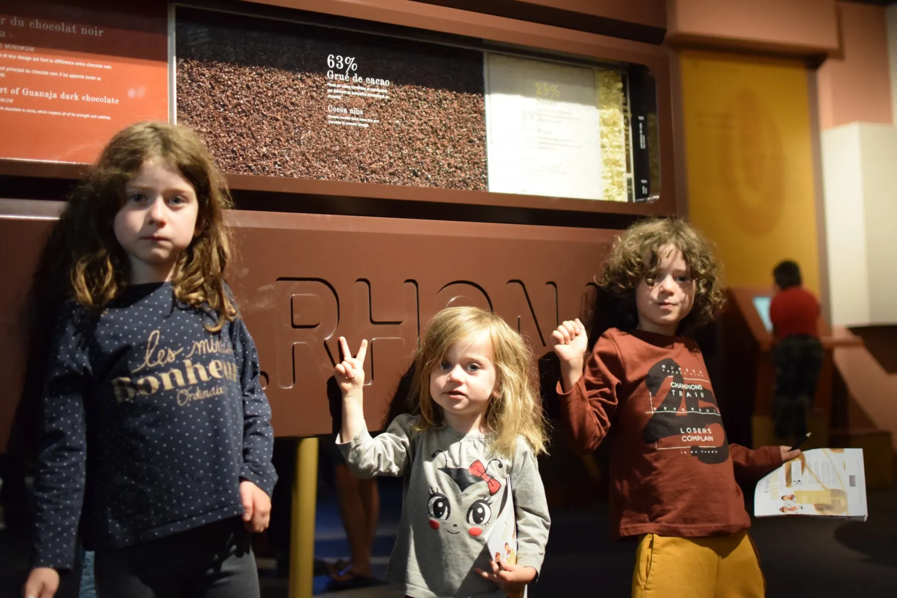 Enfants découvrant les secrets du chocolat avec une borne tactile à la Cité du Chocolat Valrhona