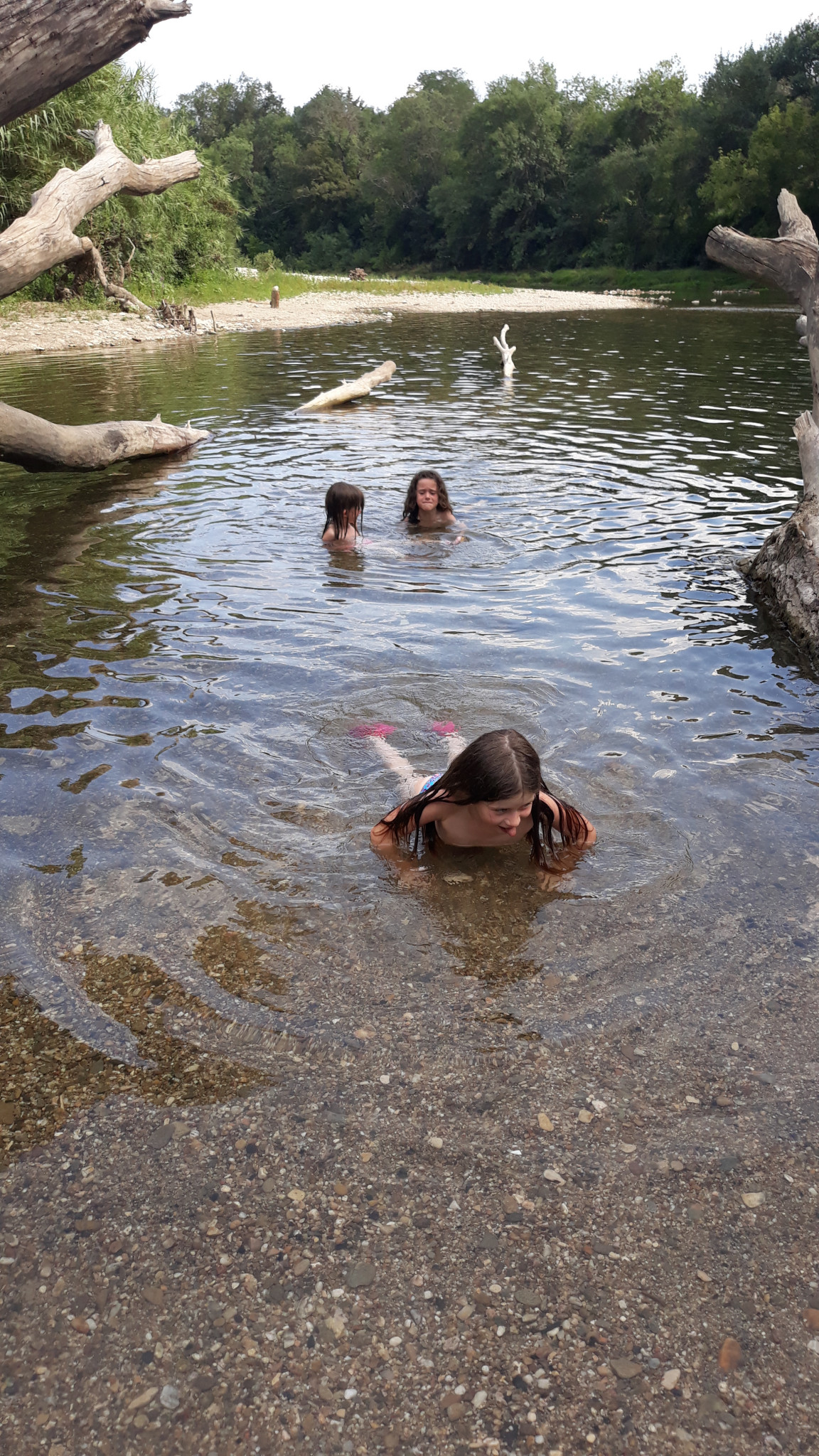 Un spot de rêve au bord de la Cèze près de Goudargues, parfait pour se détendre en famille.