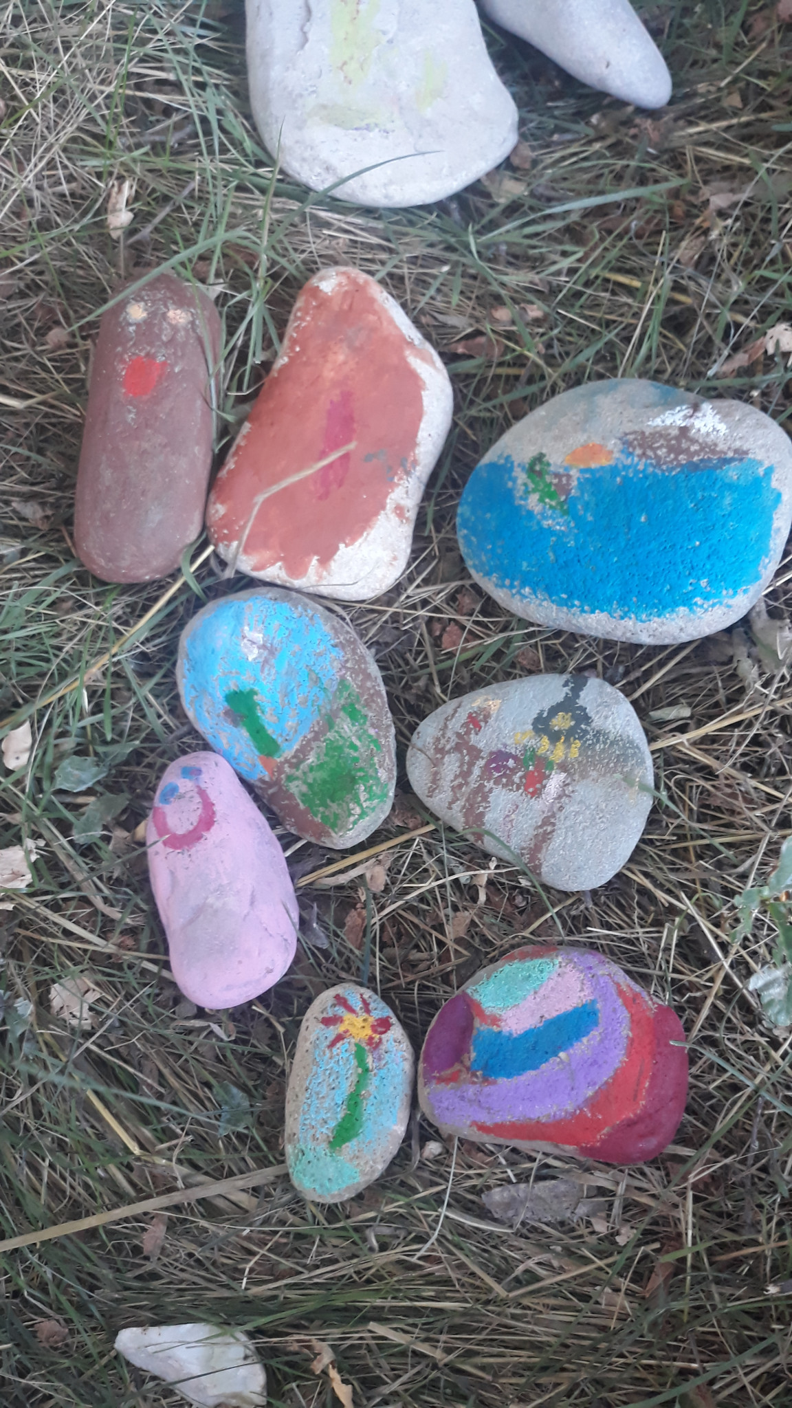 Canevas et dessins réalisés en pleine nature pendant notre pause estivale en vadrouille près de Goudargues.