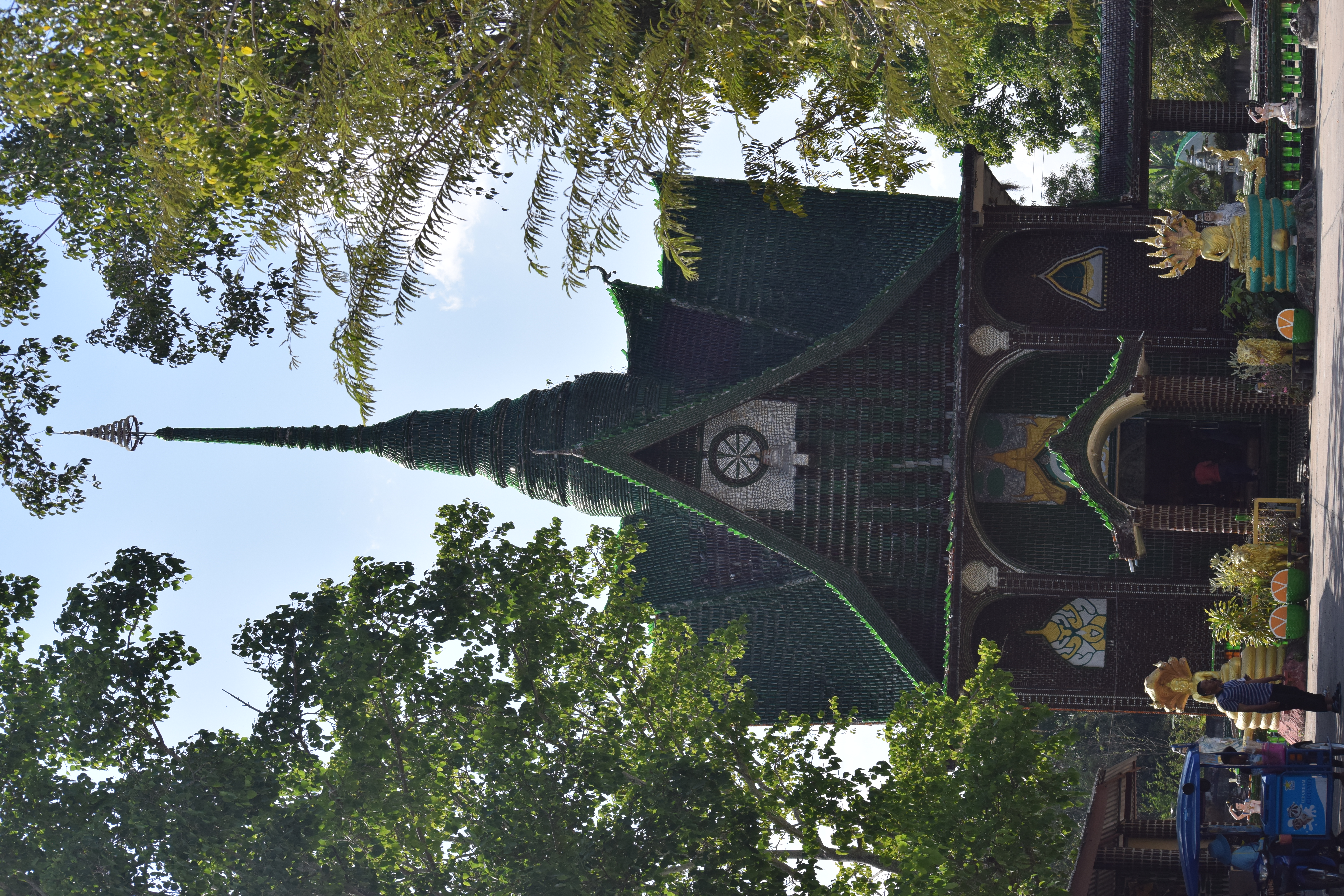 temple bouteilles Wat Lan Khuad