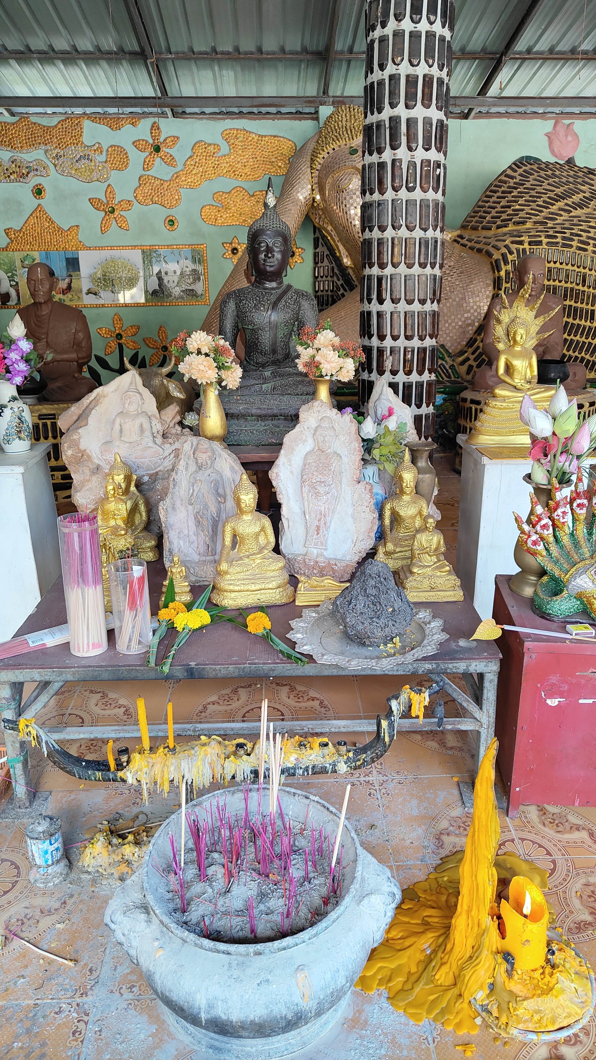 temple bouteilles Wat Lan Khuad