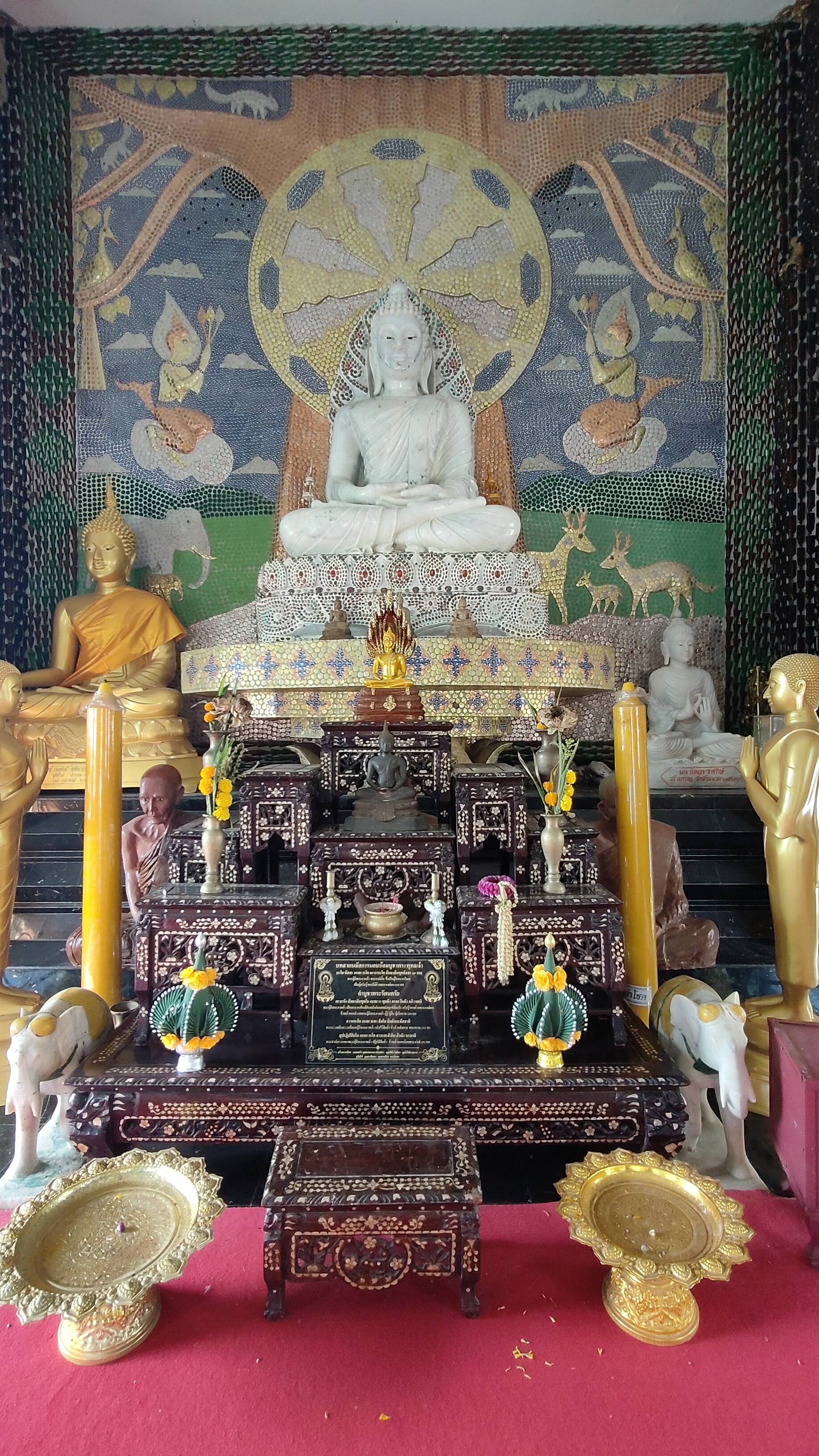 temple bouteilles Wat Lan Khuad