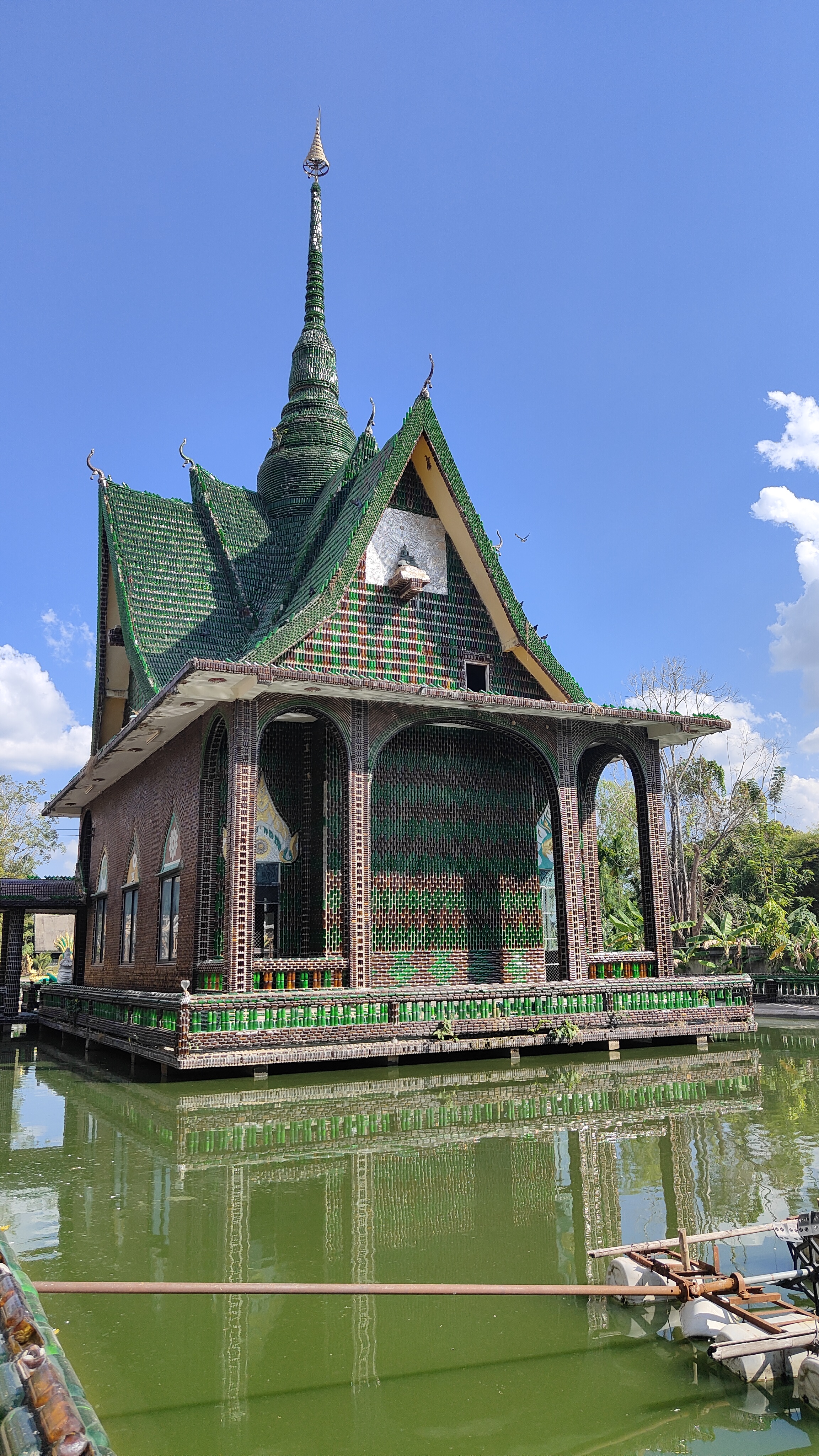 temple bouteilles Wat Lan Khuad