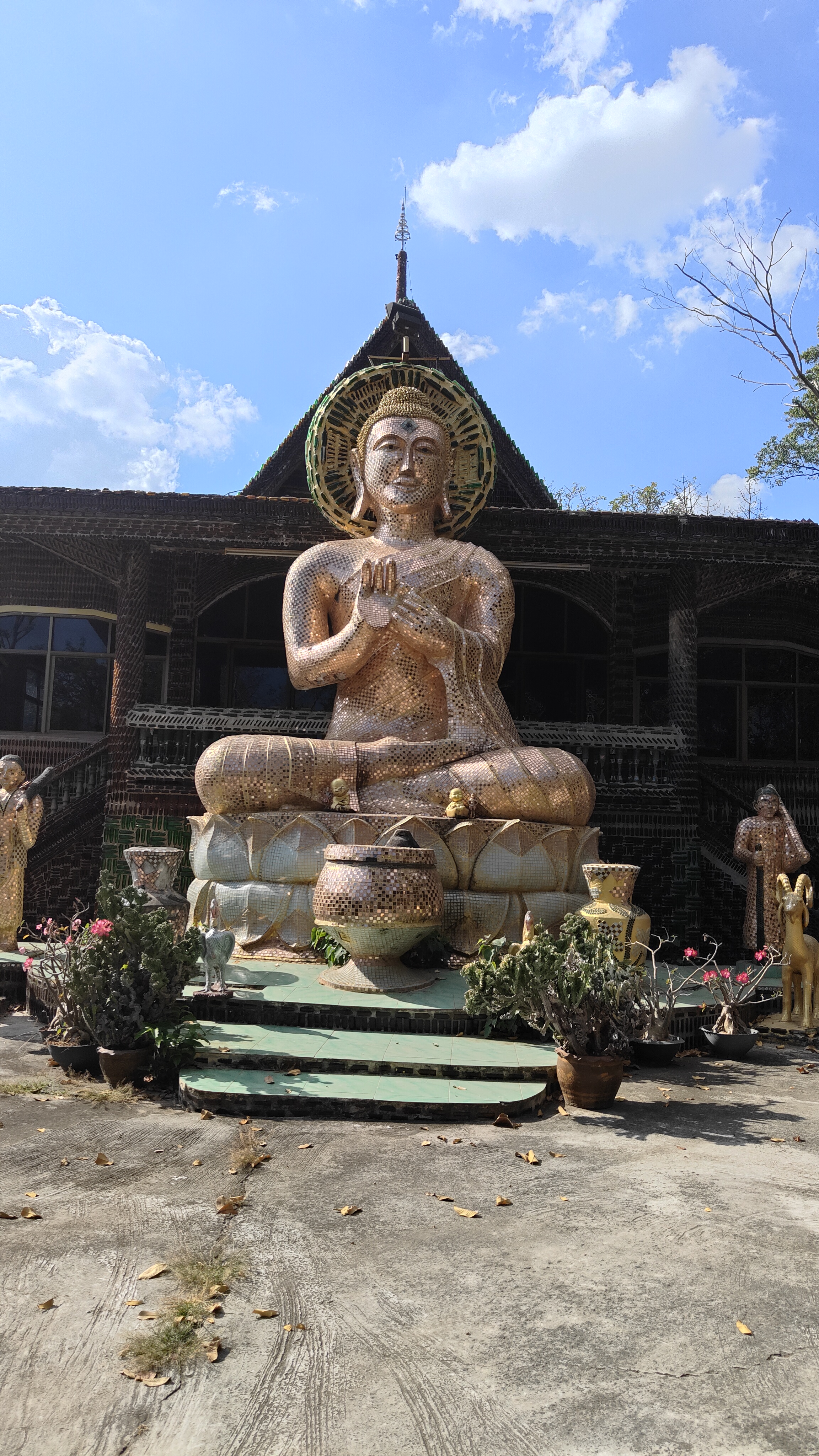 temple bouteilles Wat Lan Khuad