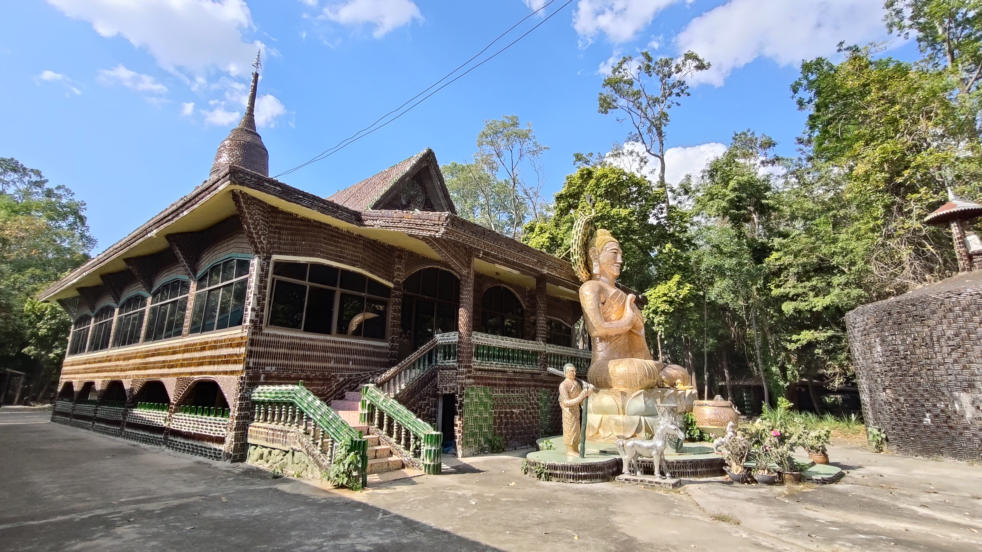 temple bouteilles Wat Lan Khuad