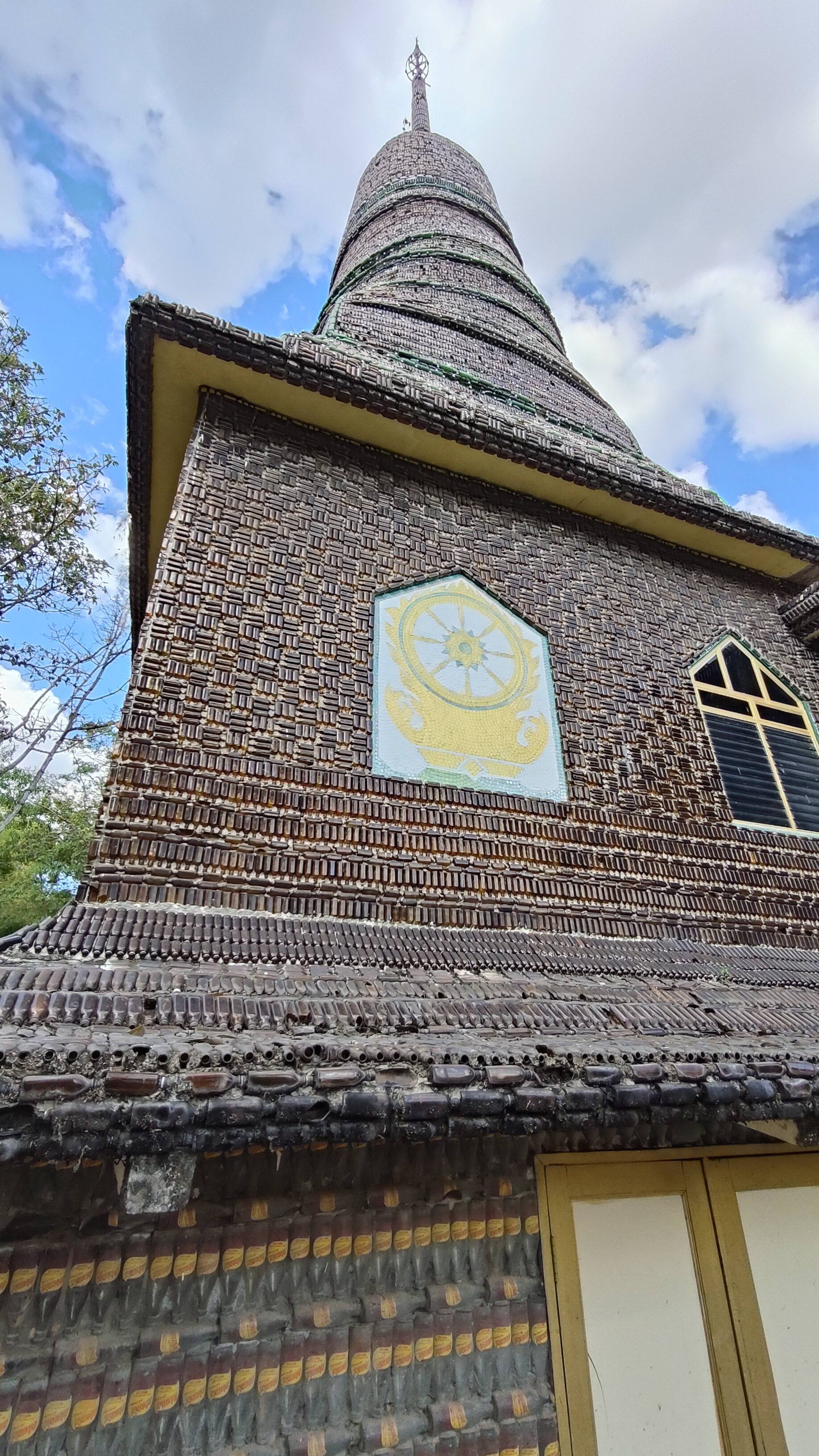 temple bouteilles Wat Lan Khuad