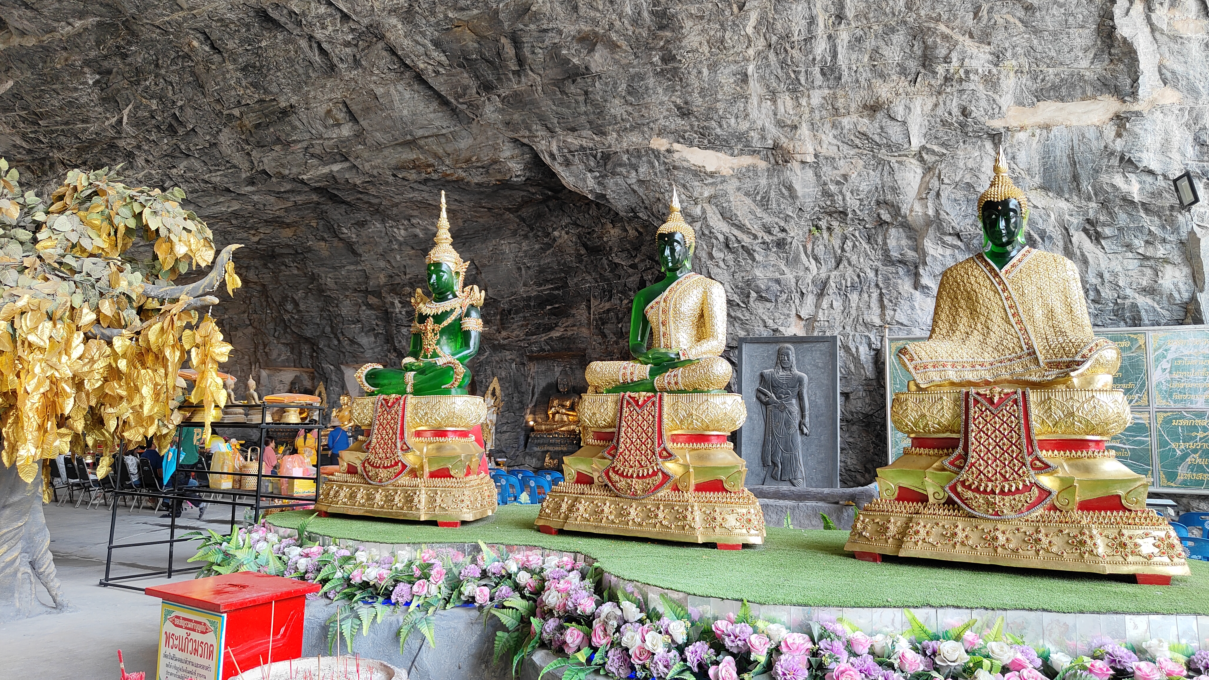 Wat Khao Tham Thiam