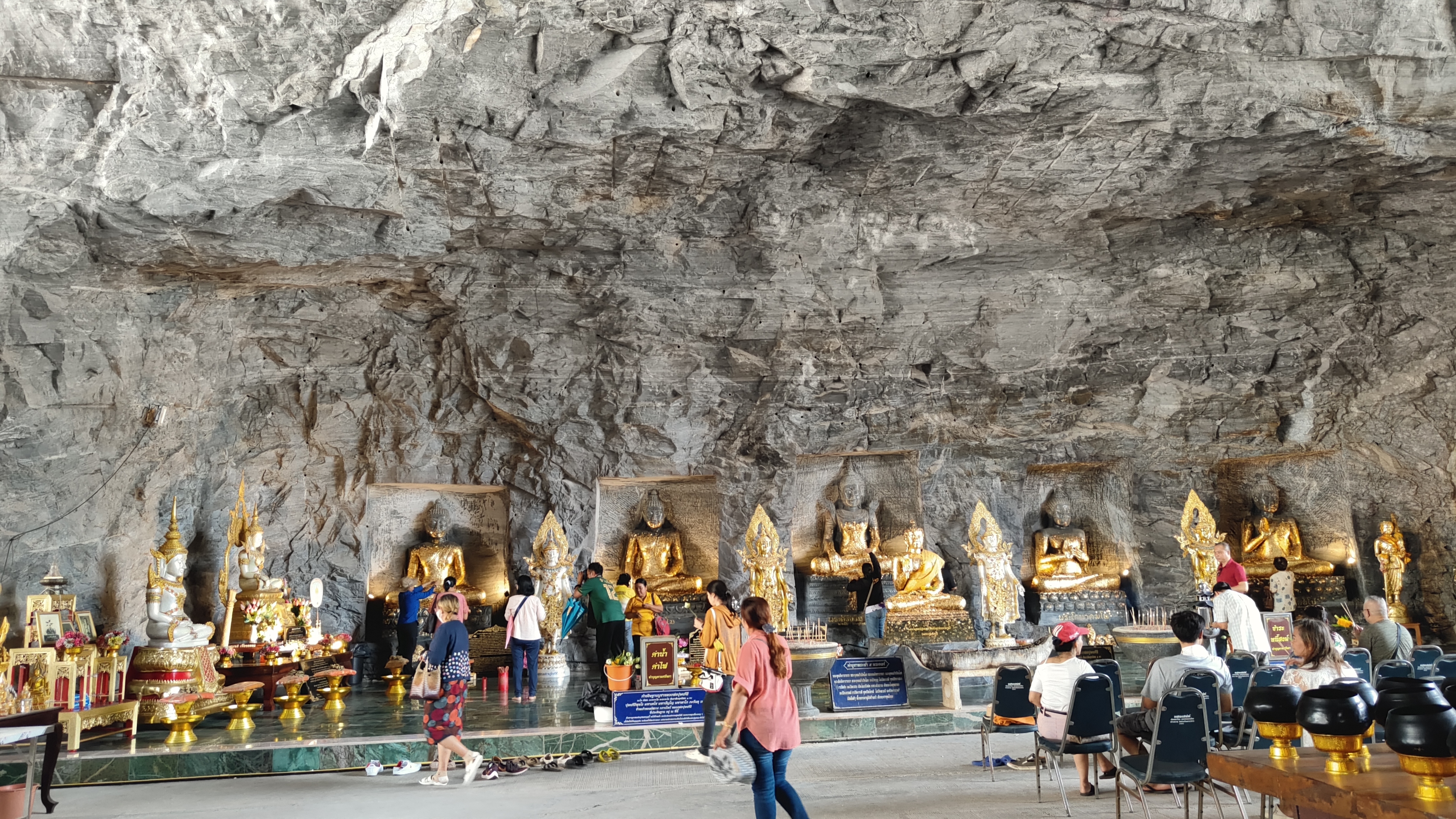 Wat Khao Tham Thiam
