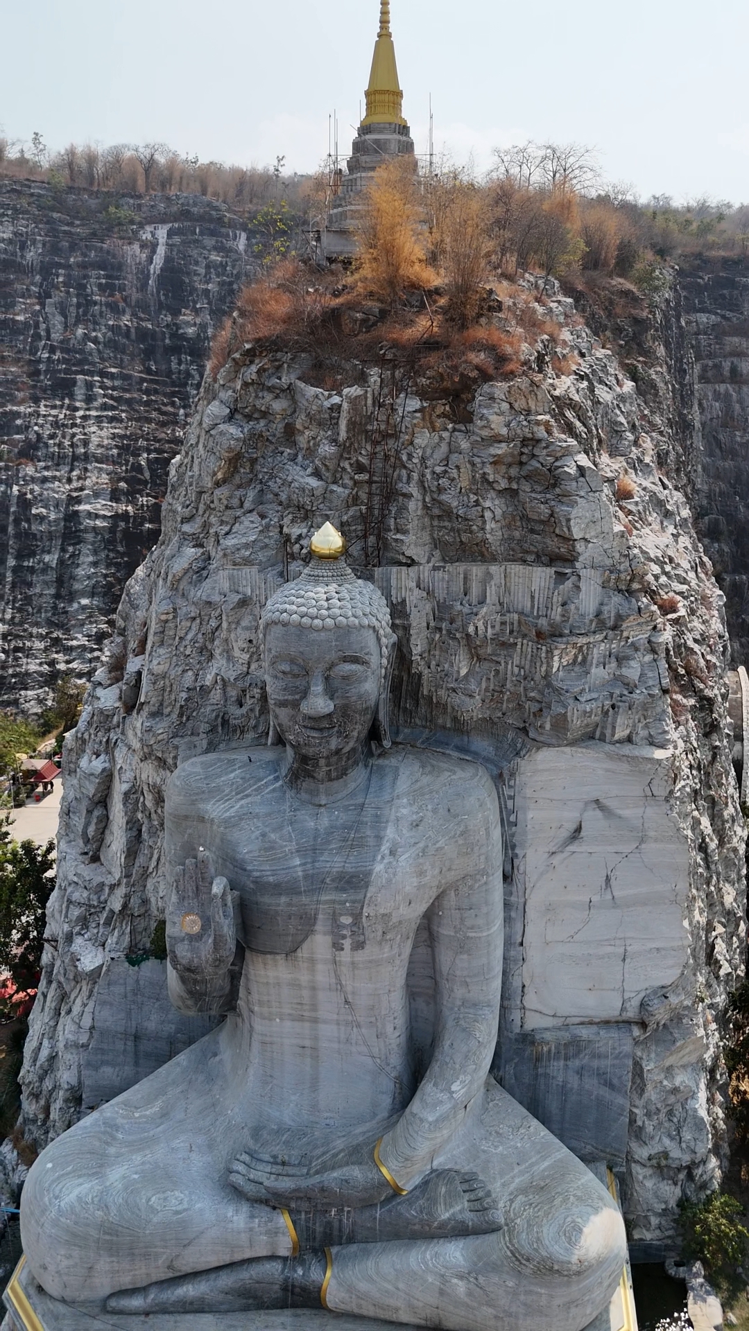 Wat Khao Tham Thiam