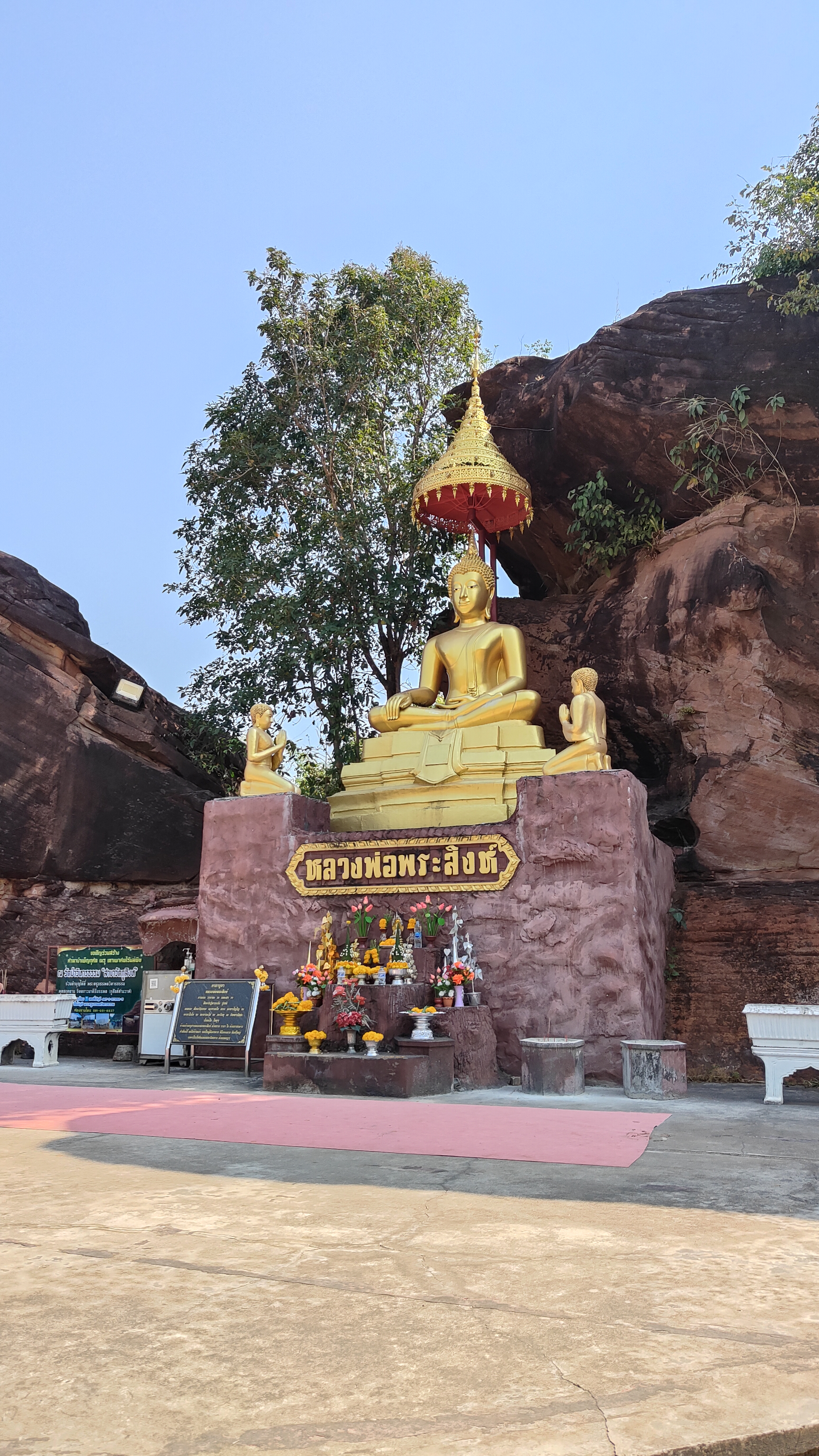 statue