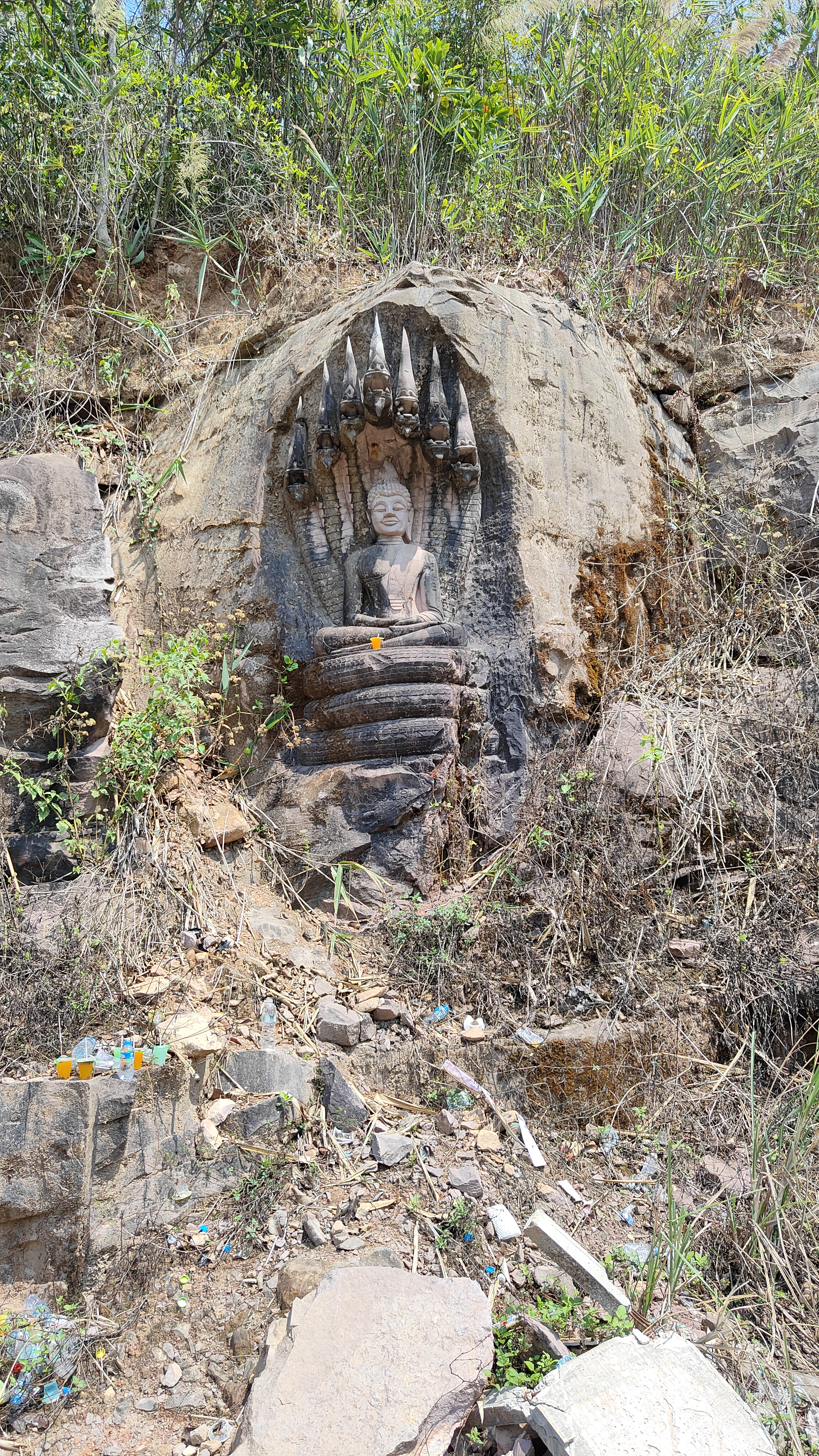 boucle de Thakekh - Sandstone Buddha Rock Sculptures