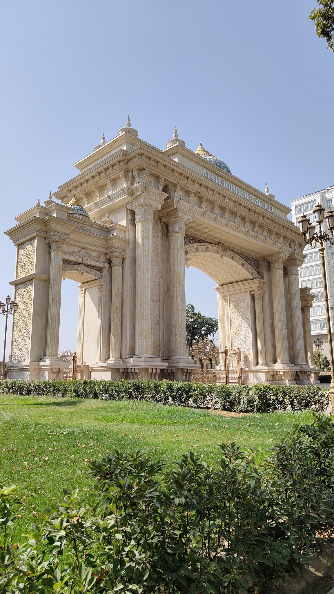 monument Isiklol - Douchanbé