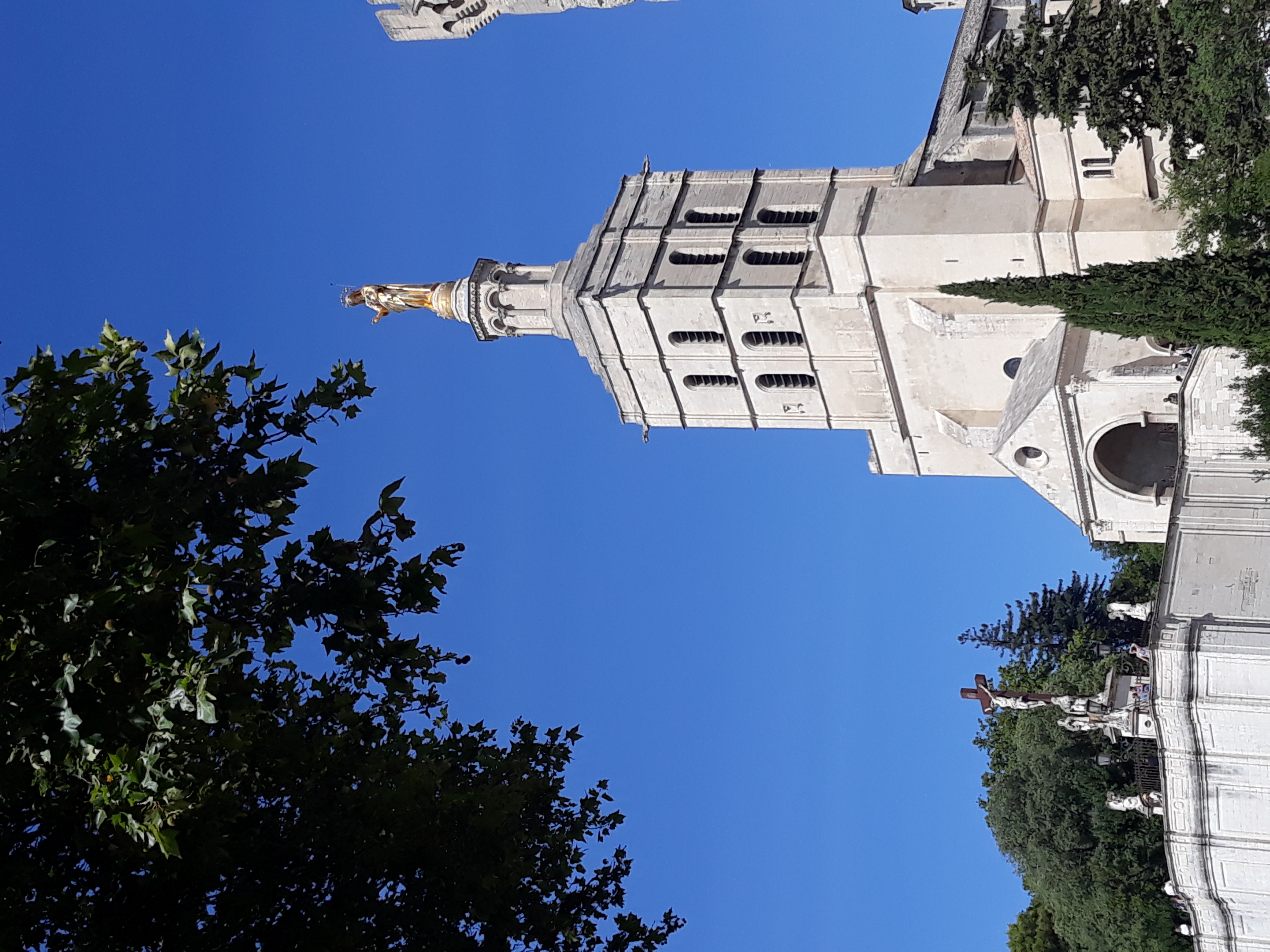 Vue extérieure du majestueux Palais des Papes à Avignon, monument gothique du Moyen Âge