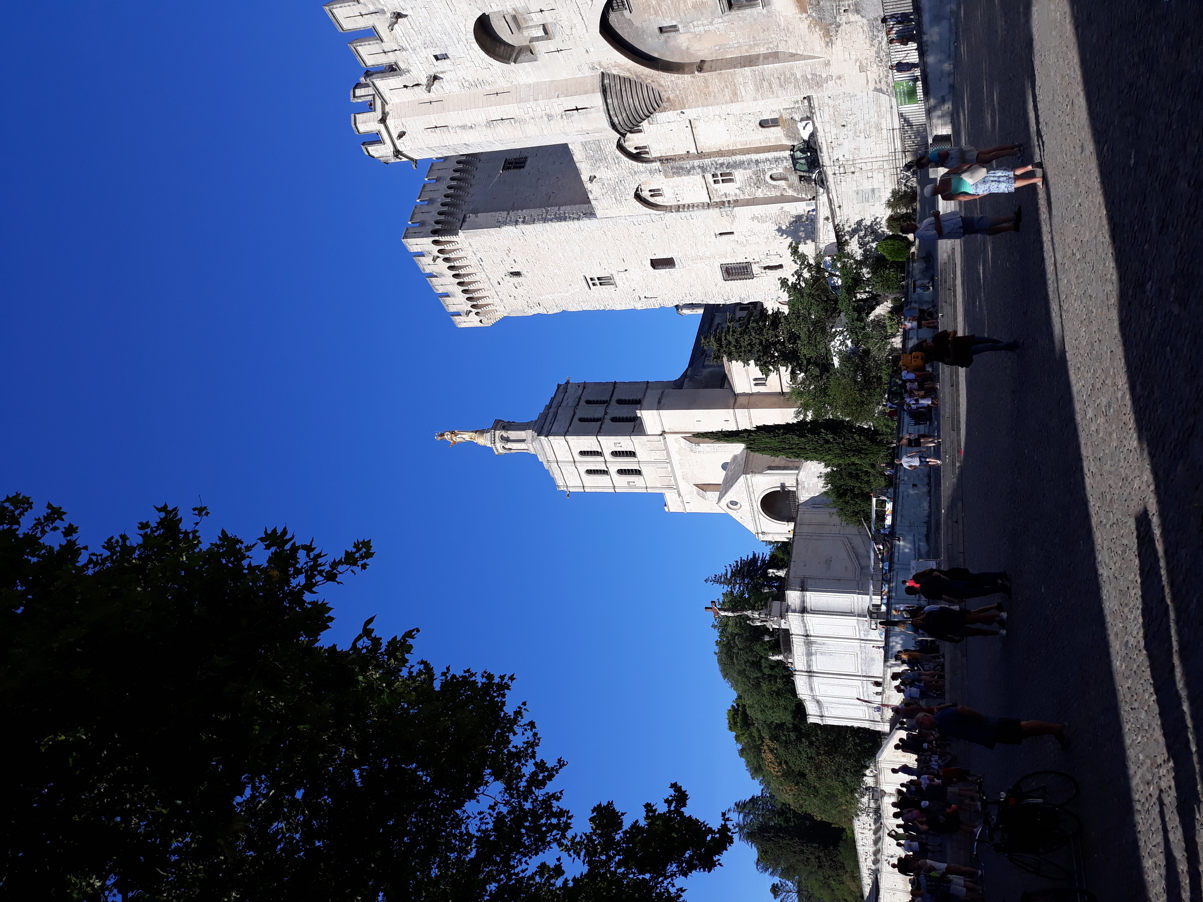 Vue extérieure du majestueux Palais des Papes à Avignon, monument gothique du Moyen Âge
