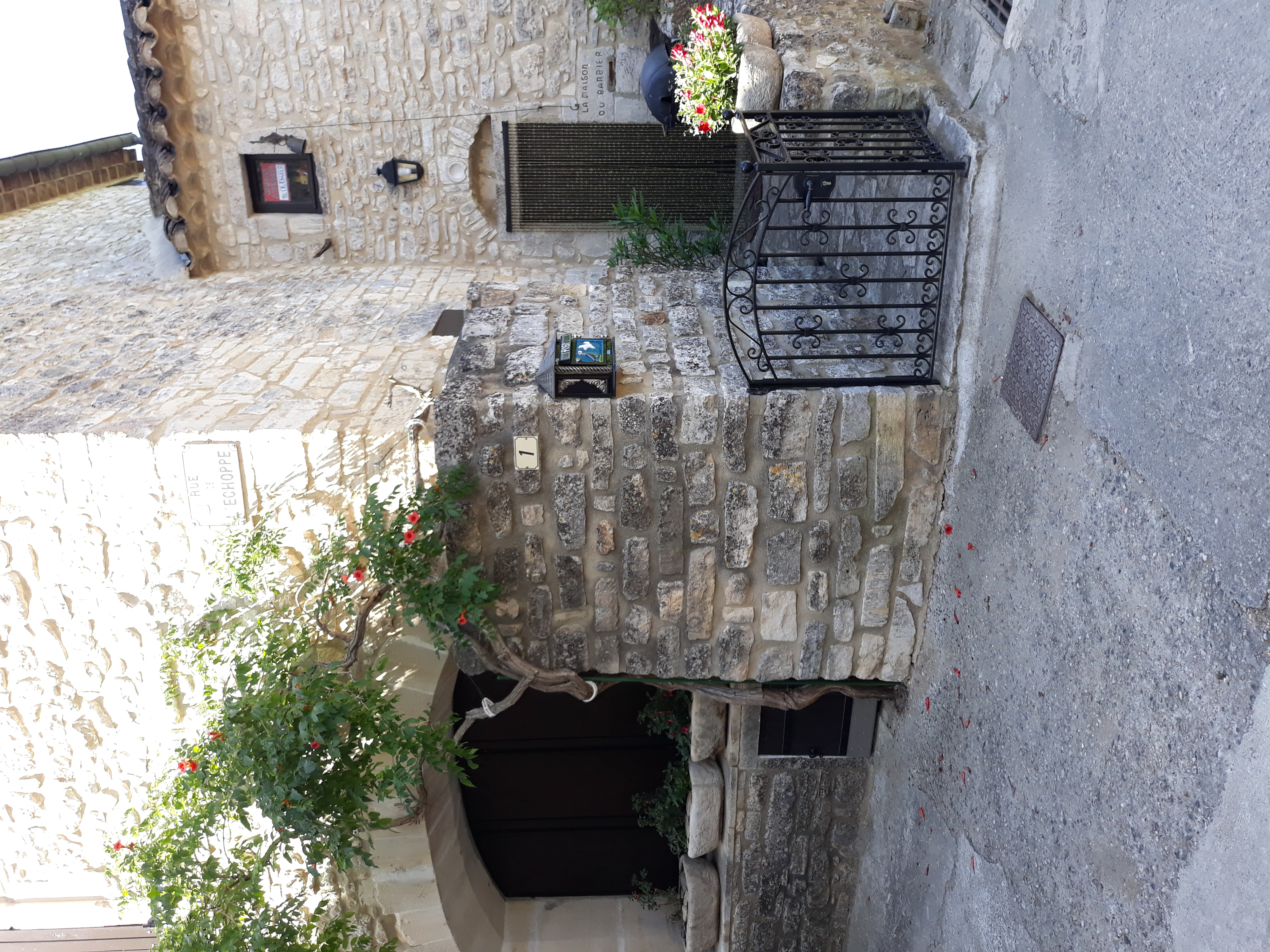 Village de Montclus, classé parmi les Plus Beaux Villages de France, avec ses ruelles pavées et maisons en pierre.