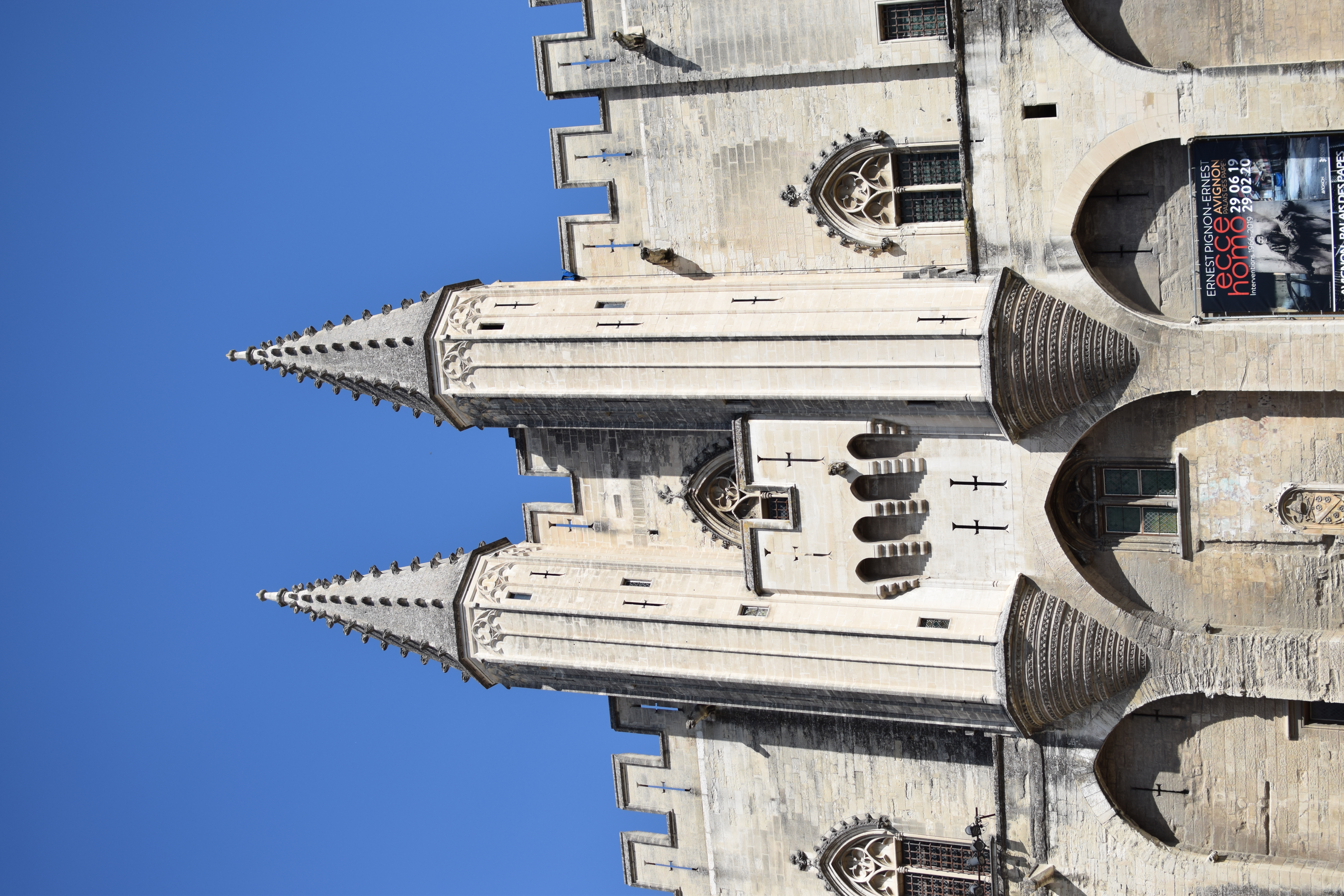 Vue extérieure du majestueux Palais des Papes à Avignon, monument gothique du Moyen Âge