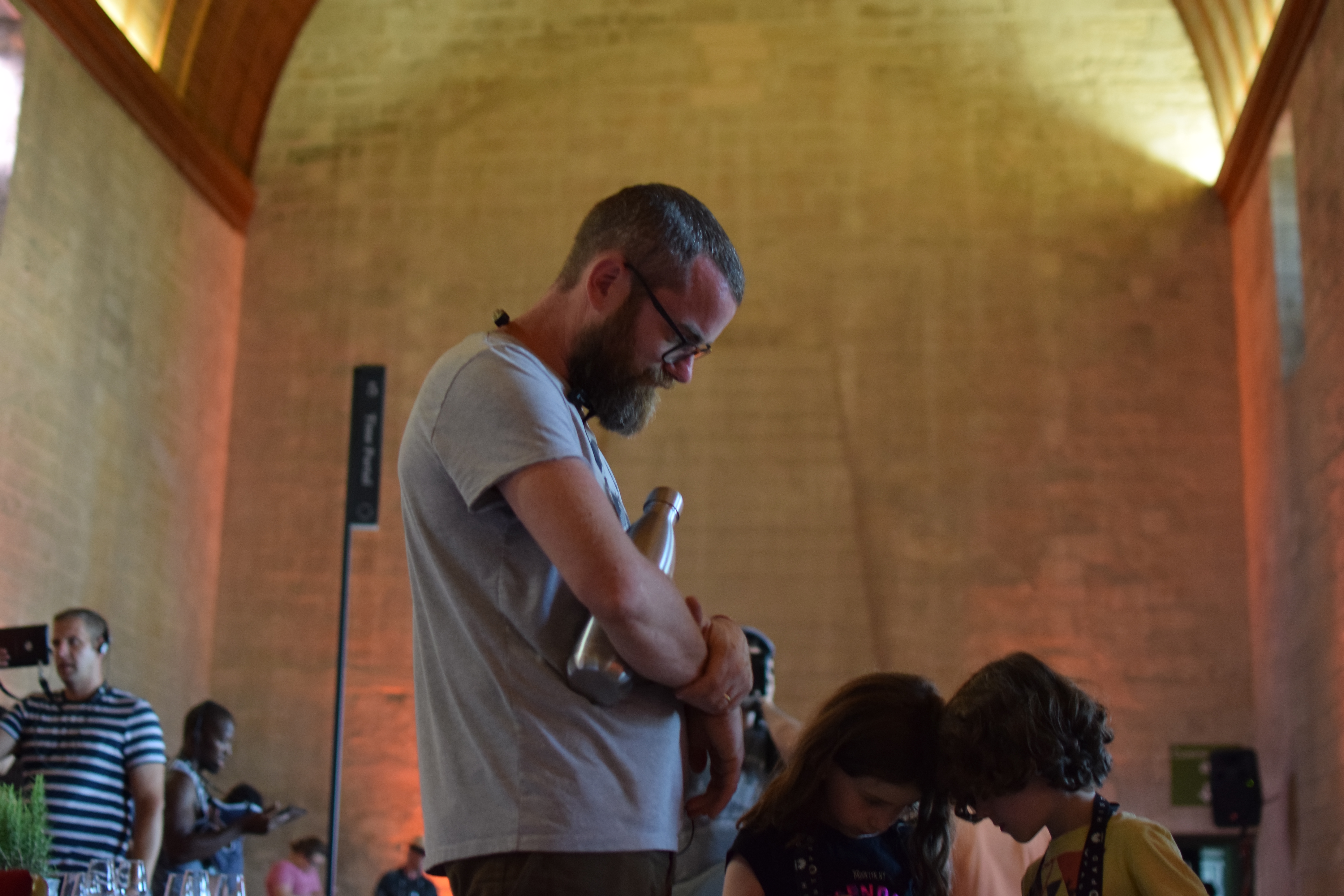 Enfants découvrant une pièce en or lors de la chasse aux trésors au Palais des Papes