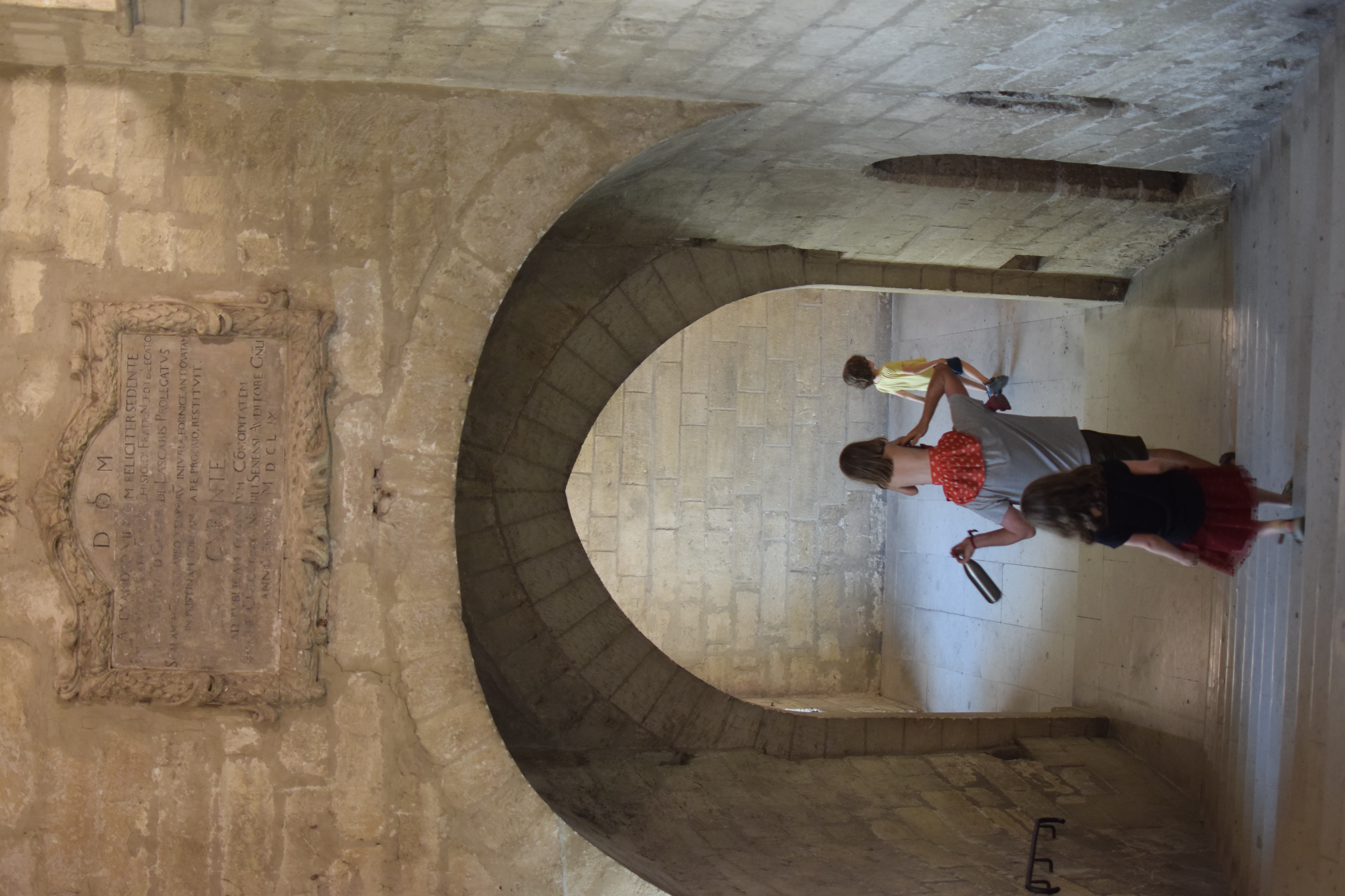 Enfants découvrant le Palais des Papes